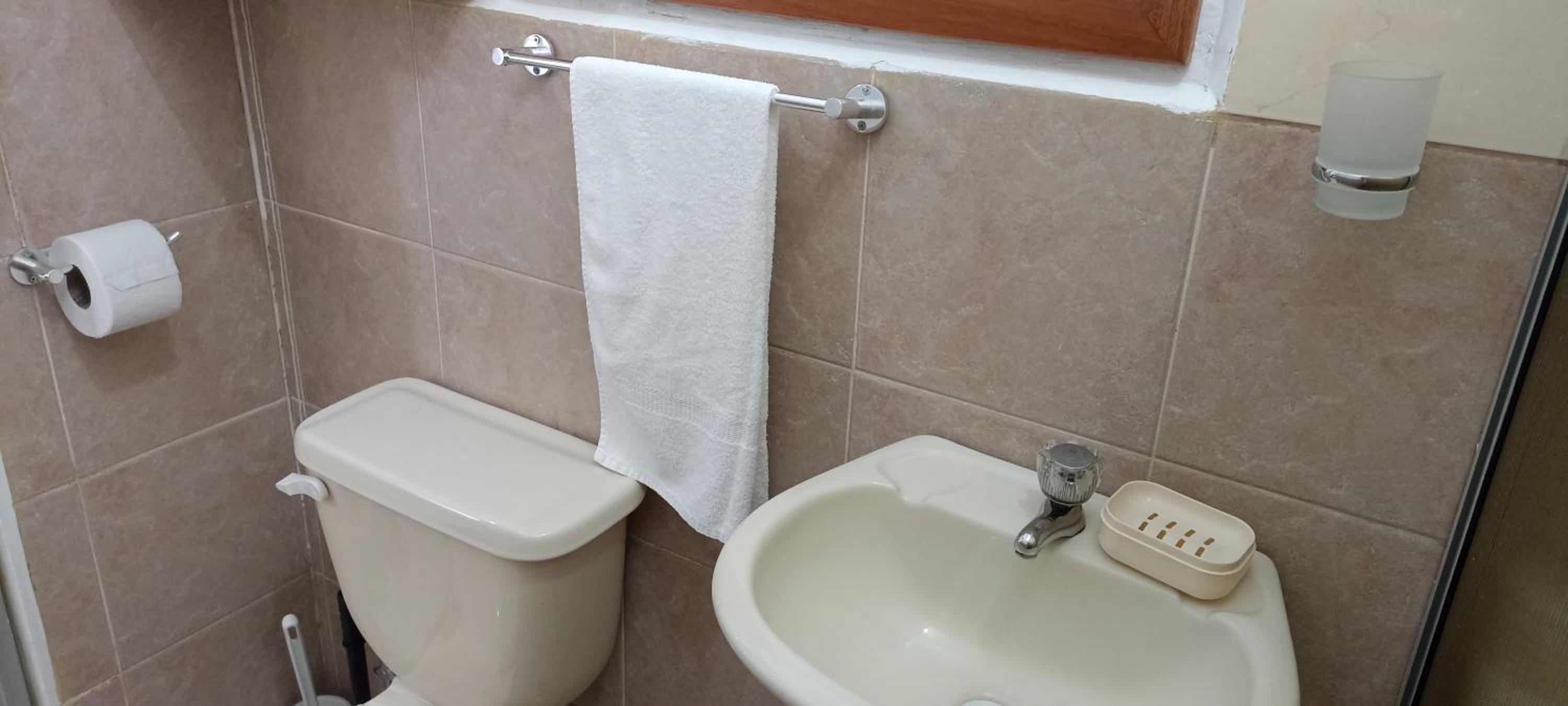Teresita's House Suites con cocina privada , ideal para parejas, AC, wifi agua caliente, cerca del aeropuerto, a pocos pasos del malecón San Cristóbal