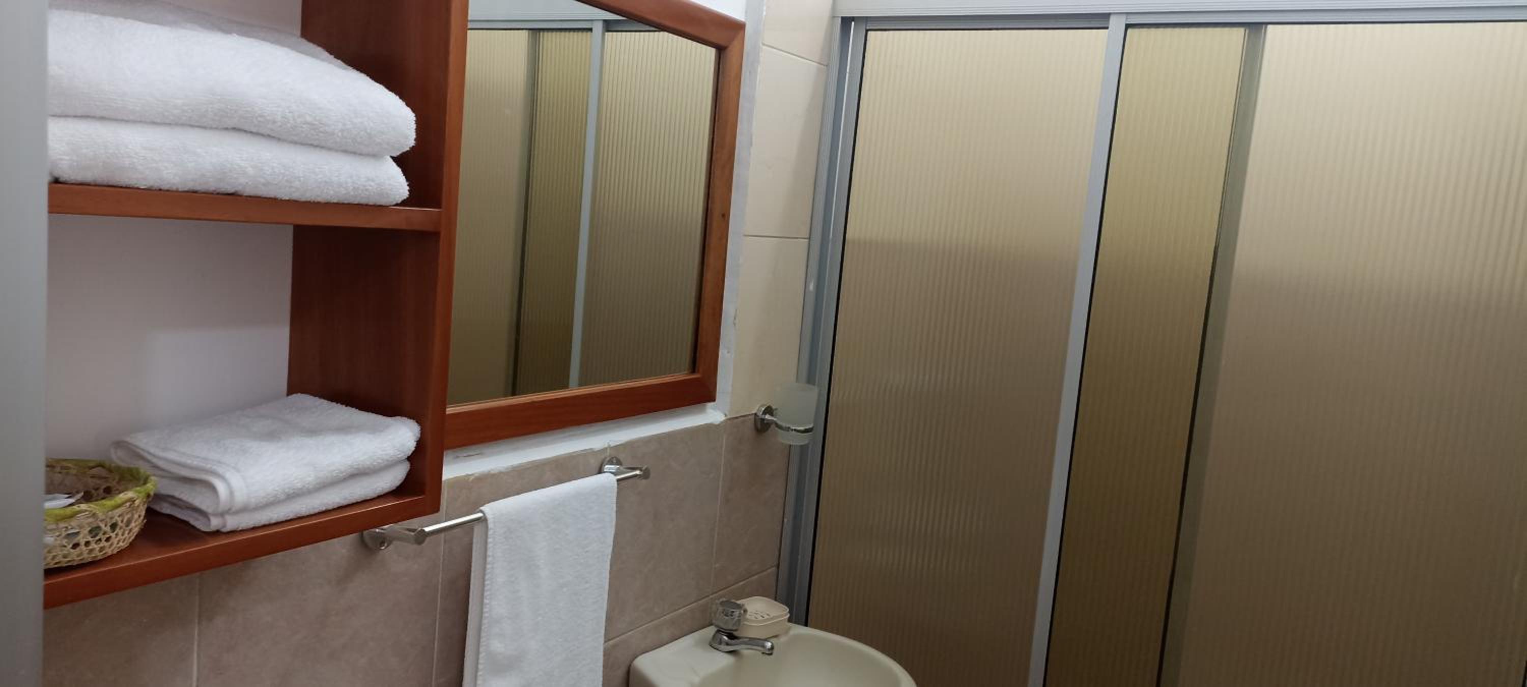 Teresita's House Suites con cocina privada , ideal para parejas, AC, wifi agua caliente, cerca del aeropuerto, a pocos pasos del malecón San Cristóbal
