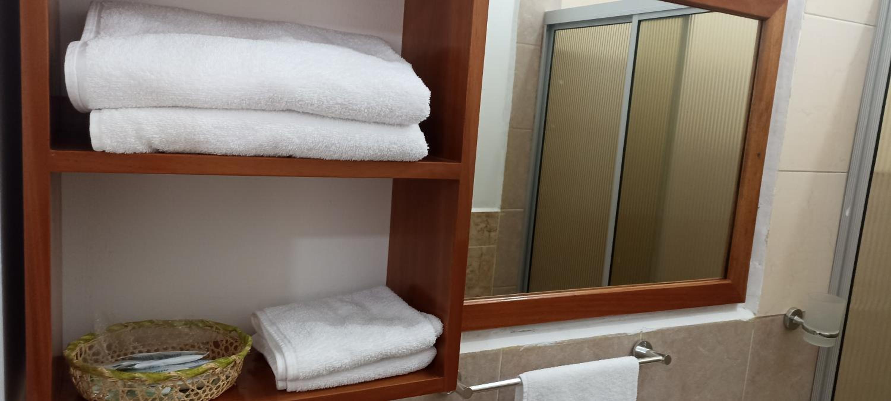 Teresita's House Suites con cocina privada , ideal para parejas, AC, wifi agua caliente, cerca del aeropuerto, a pocos pasos del malecón San Cristóbal