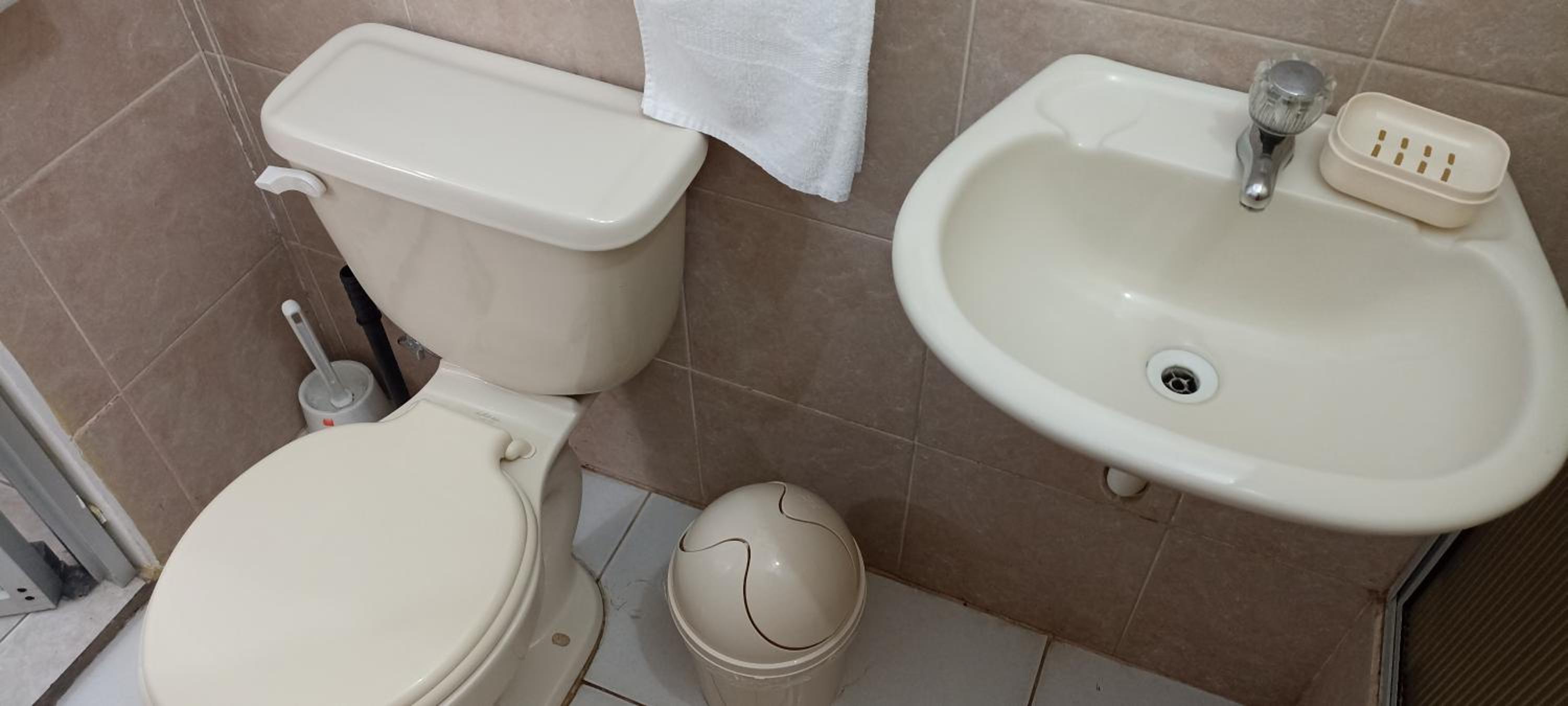 Teresita's House Suites con cocina privada , ideal para parejas, AC, wifi agua caliente, cerca del aeropuerto, a pocos pasos del malecón San Cristóbal
