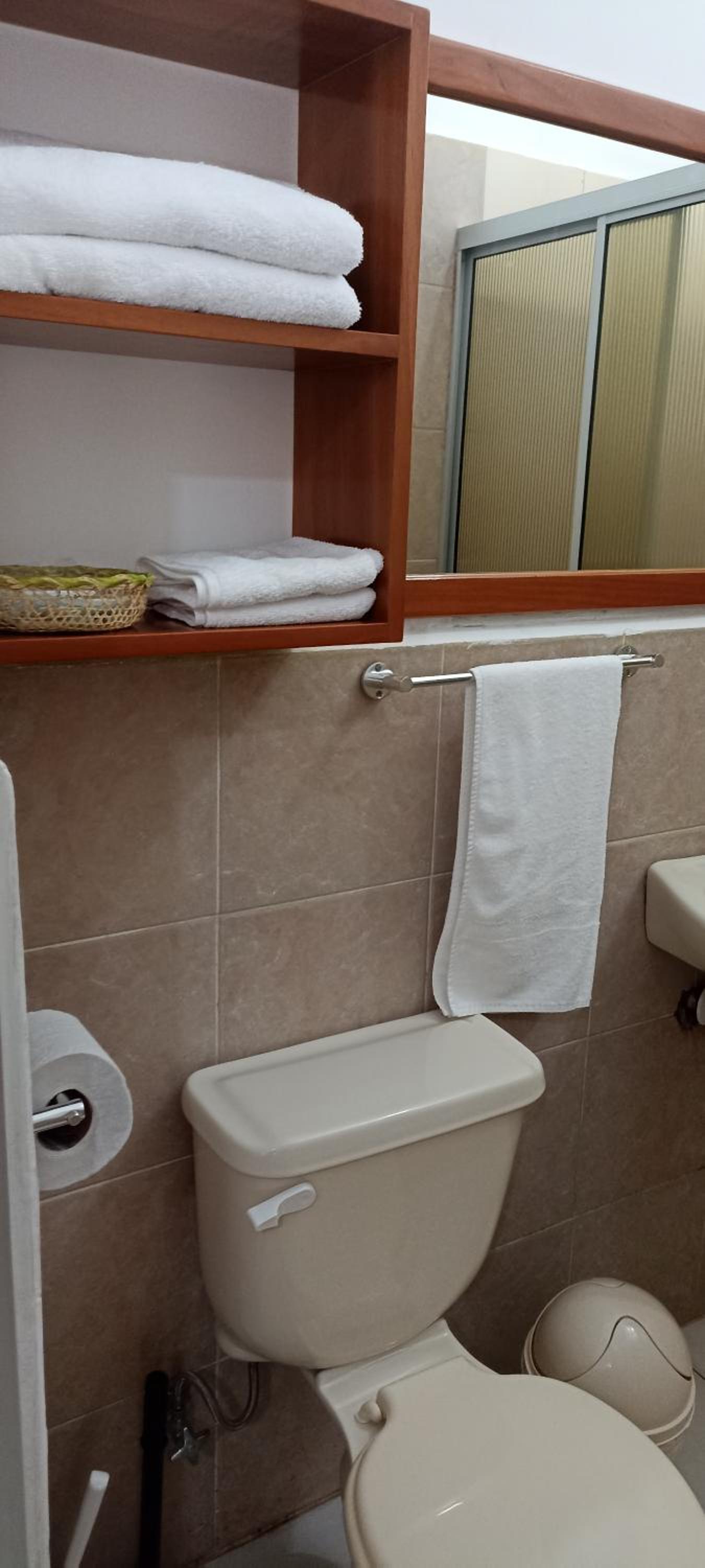 Teresita's House Suites con cocina privada , ideal para parejas, AC, wifi agua caliente, cerca del aeropuerto, a pocos pasos del malecón San Cristóbal