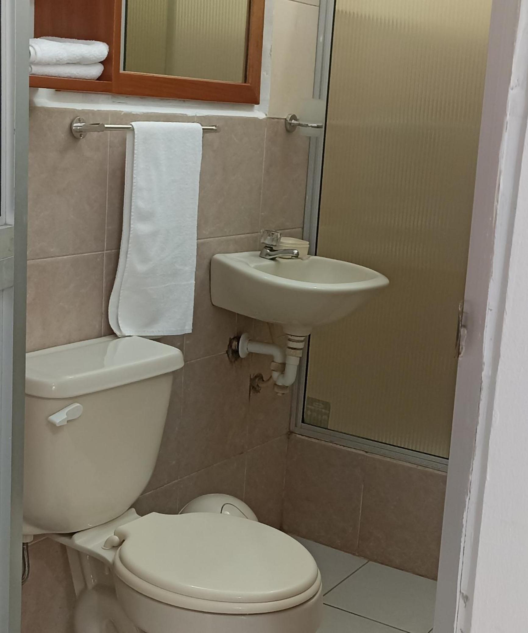 Teresita's House Suites con cocina privada , ideal para parejas, AC, wifi agua caliente, cerca del aeropuerto, a pocos pasos del malecón San Cristóbal