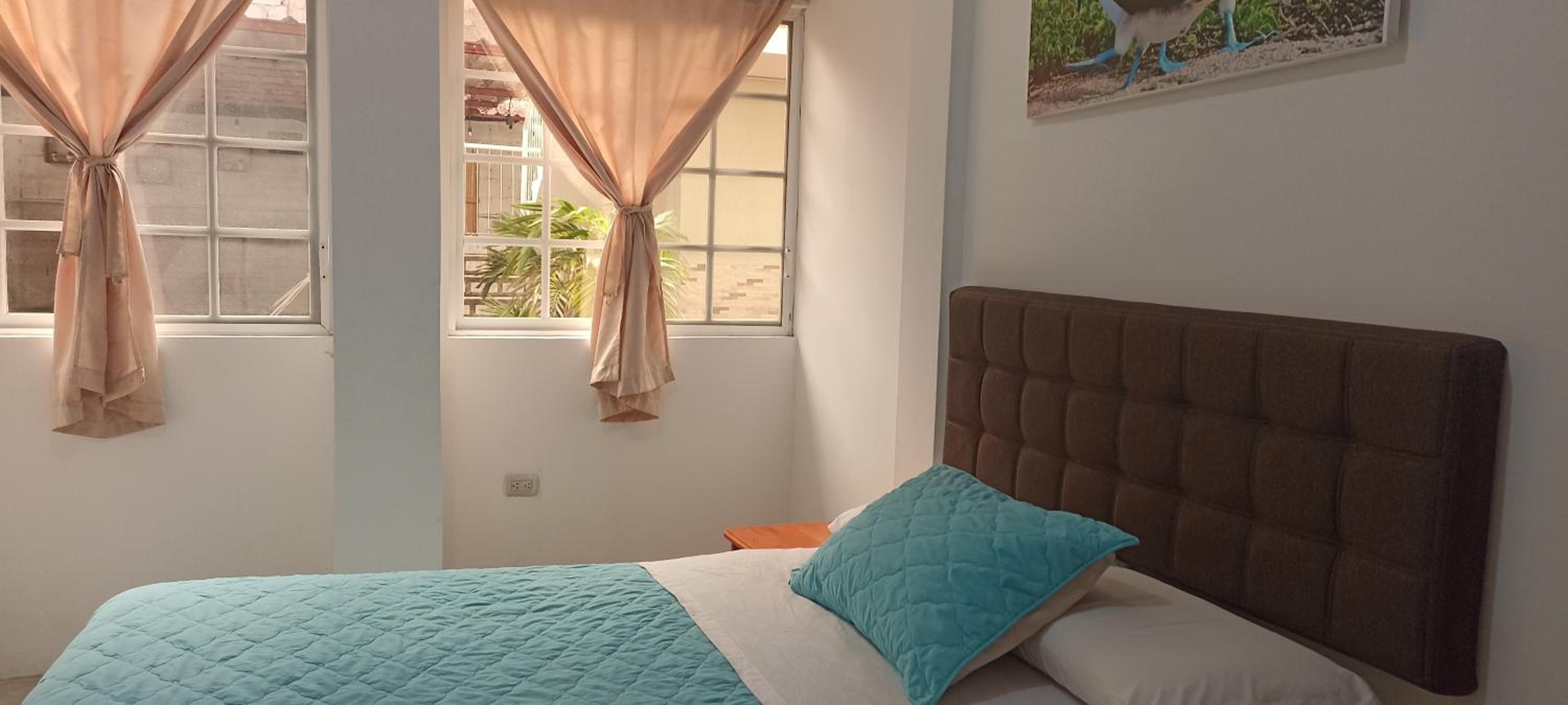 Teresita's House Suites con cocina privada , ideal para parejas, AC, wifi agua caliente, cerca del aeropuerto, a pocos pasos del malecón San Cristóbal