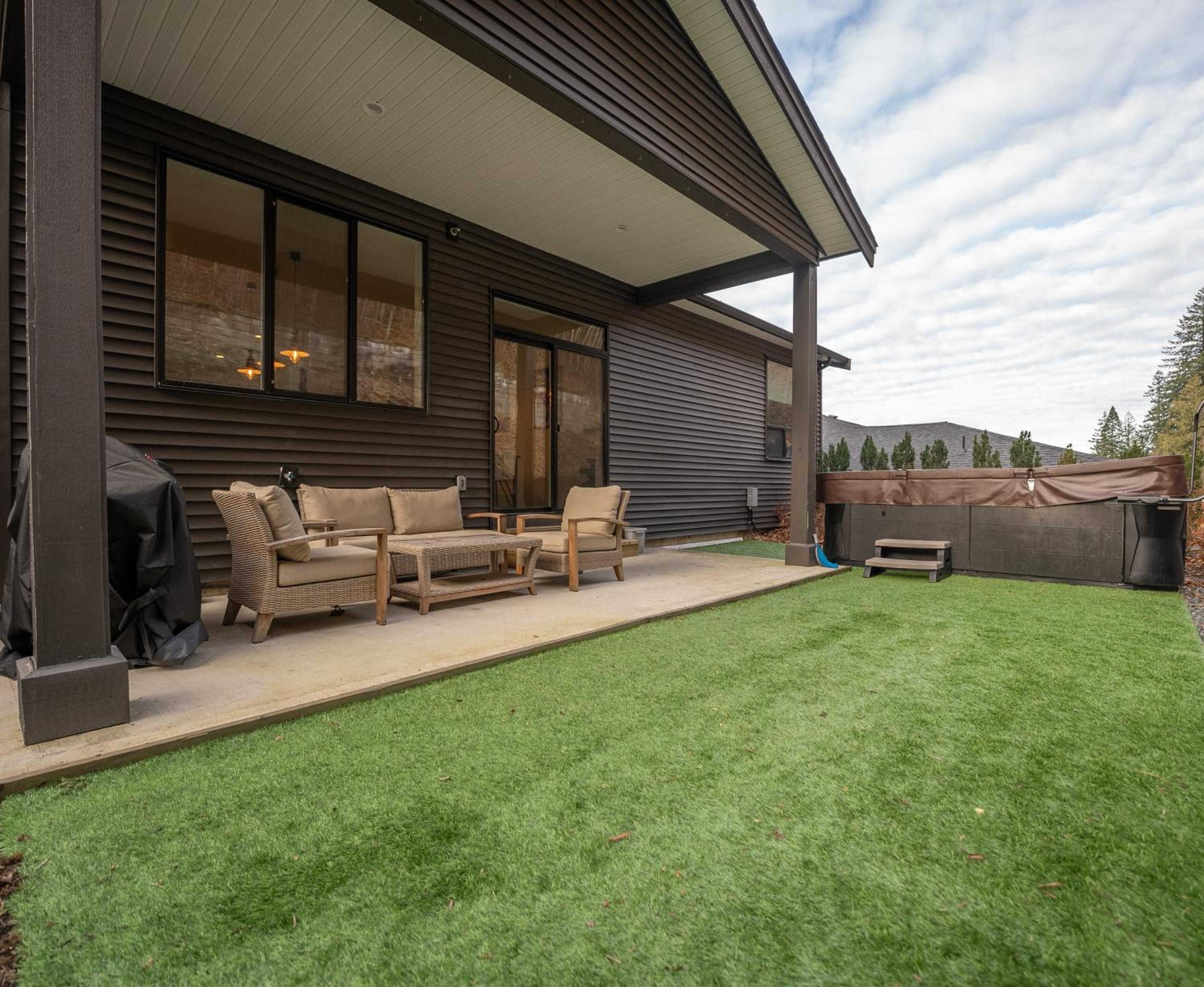 Mountain Retreat with Views, Hot Tub, Games & AC