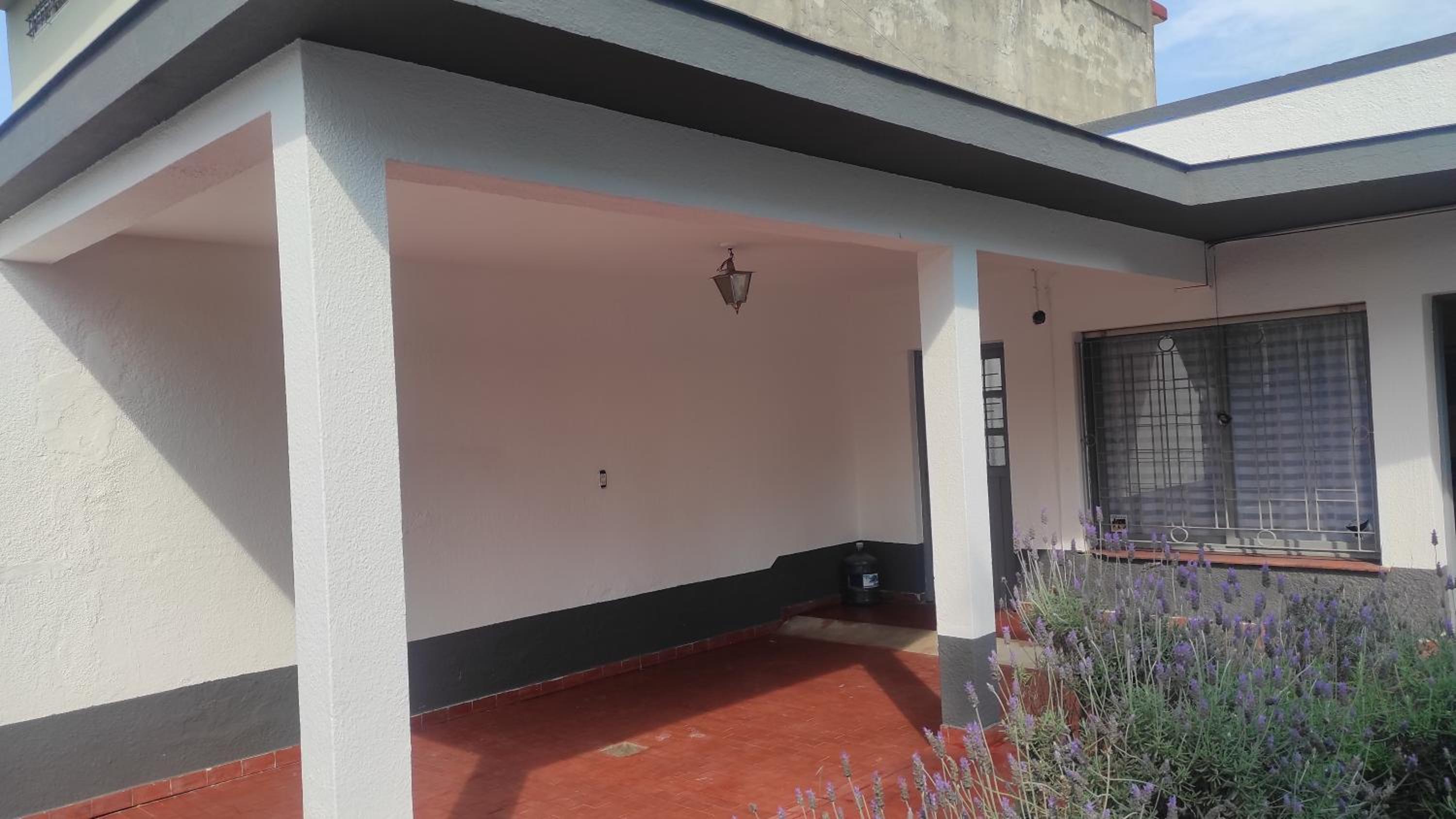casa con garaje rejas pileta y camaras a 24 minutos del aeropuerto Ezeiza Amplio parque para mascotas tranfer las 24 horas