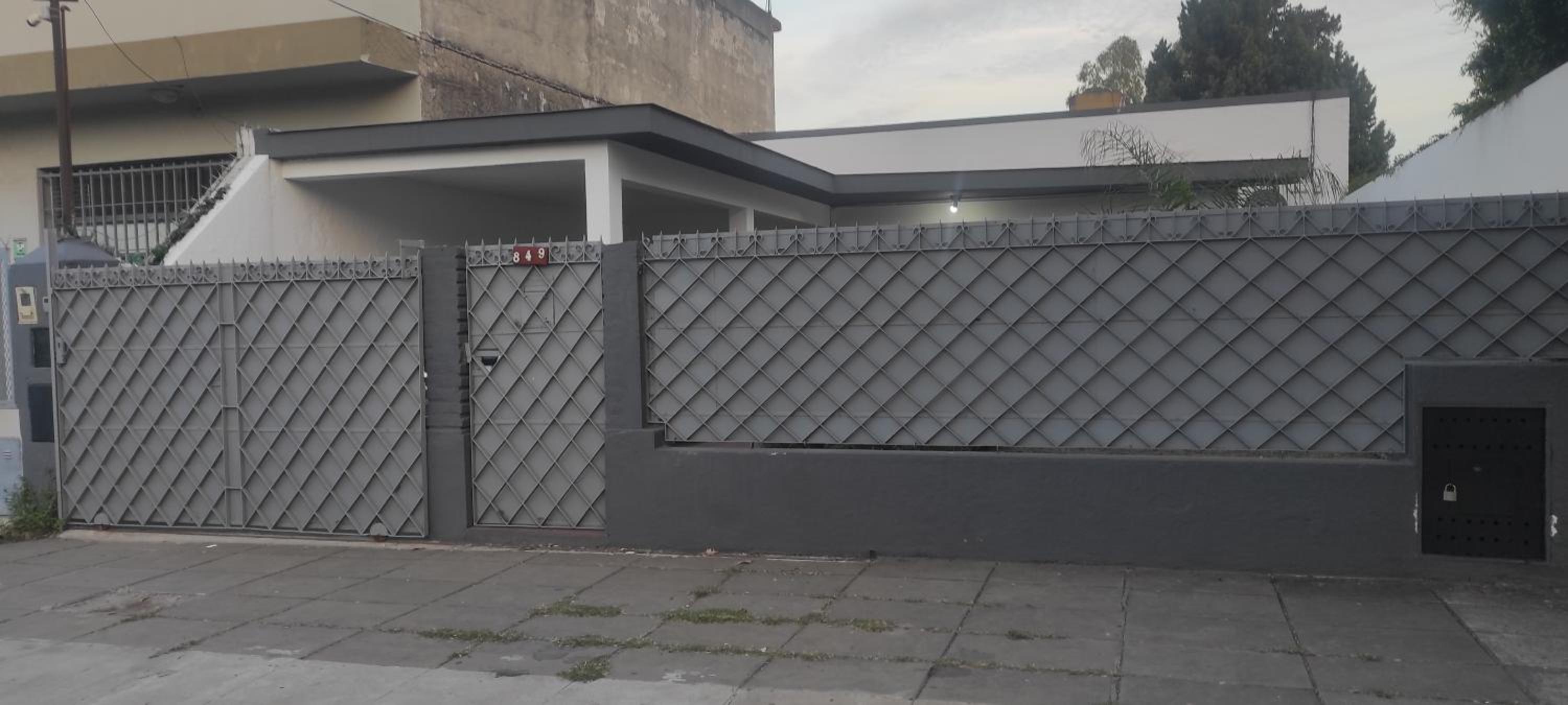 casa con garaje rejas pileta y camaras a 24 minutos del aeropuerto Ezeiza Amplio parque para mascotas tranfer las 24 horas
