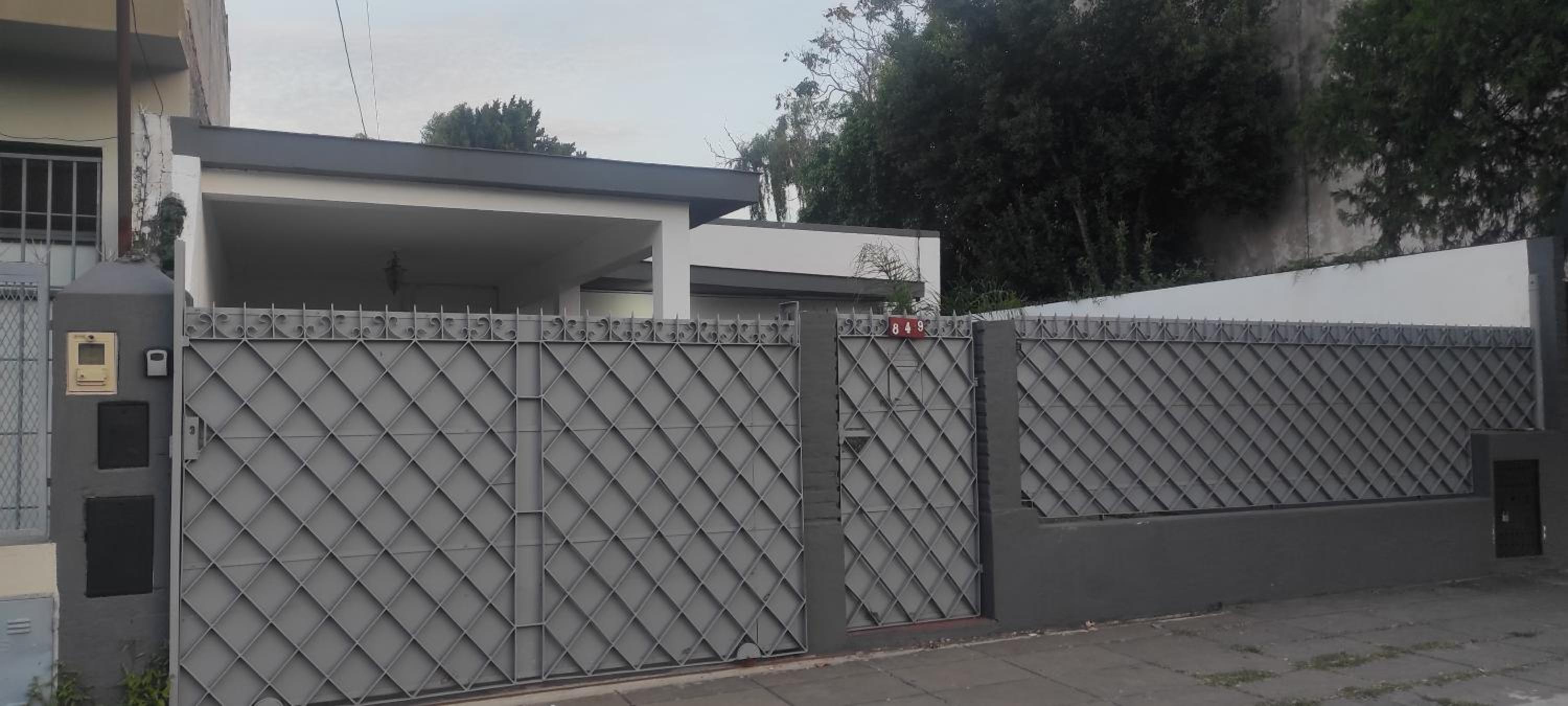 casa con garaje rejas pileta y camaras a 24 minutos del aeropuerto Ezeiza Amplio parque para mascotas tranfer las 24 horas