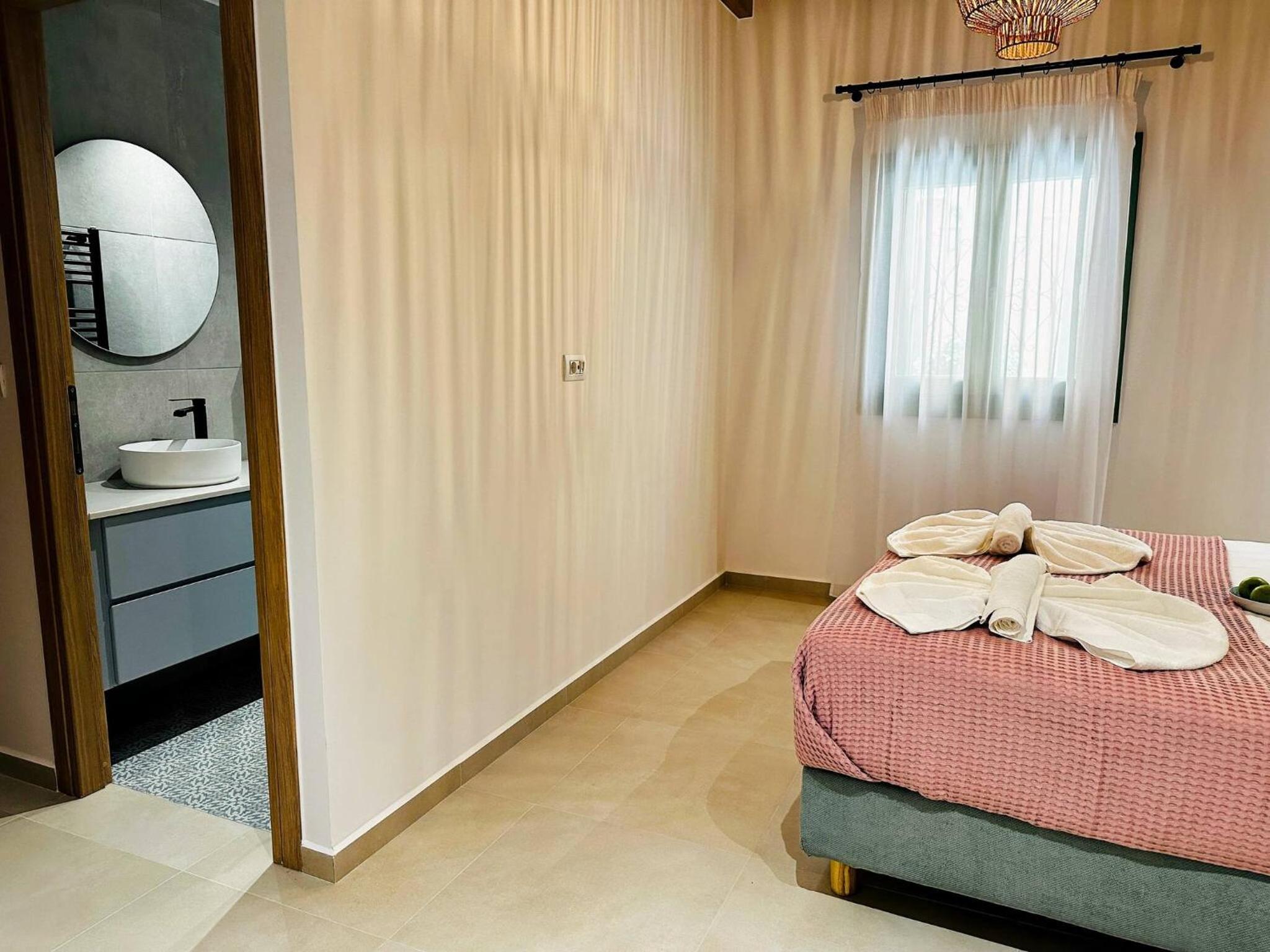 Roussos Place - Next To Splantzia Square - 2bd 2ba view 5