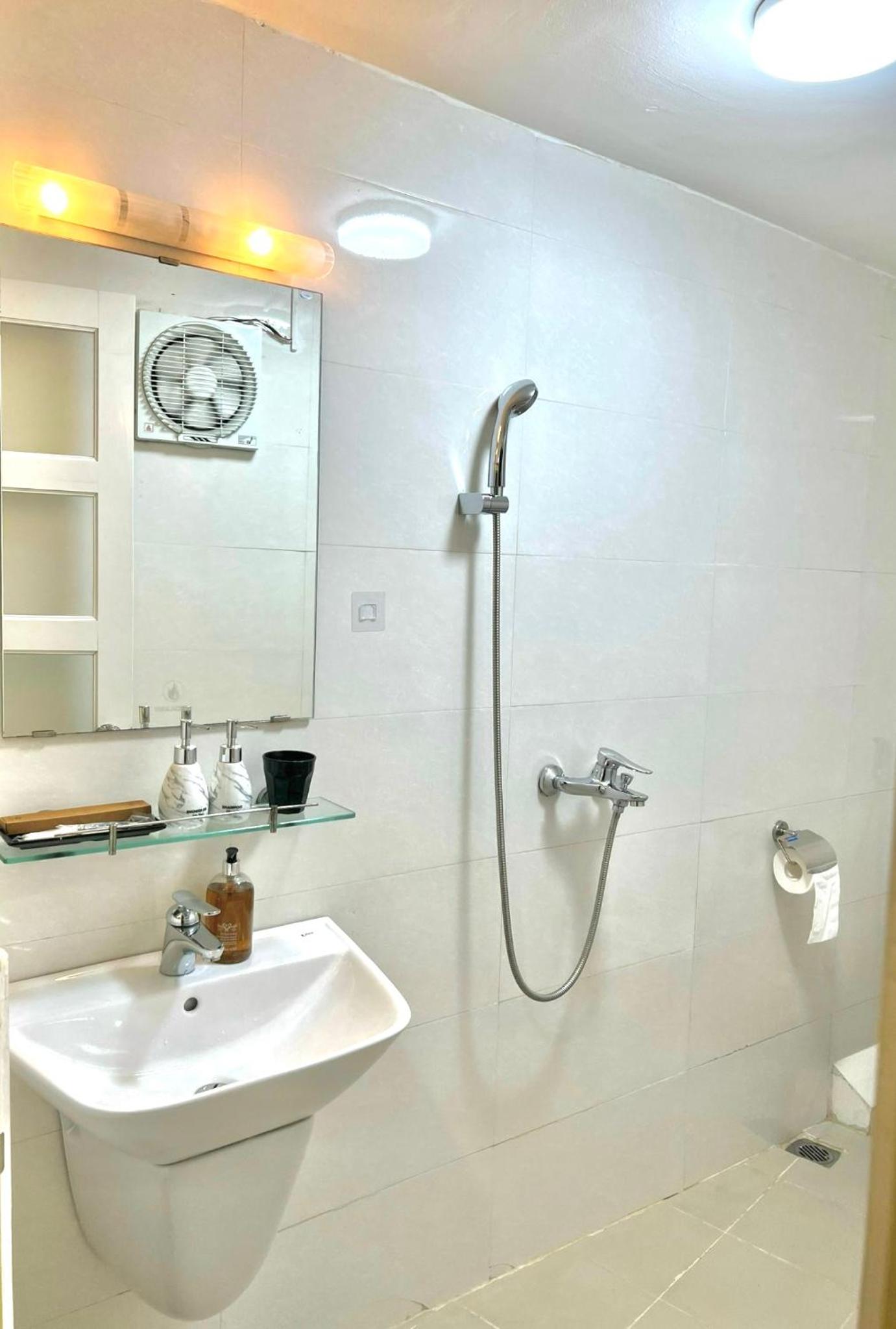 Nice room located right next to the Old Quarter Căn phòng nhiều ánh sáng tại ngay gần phố đi bộ Hồ Gươm