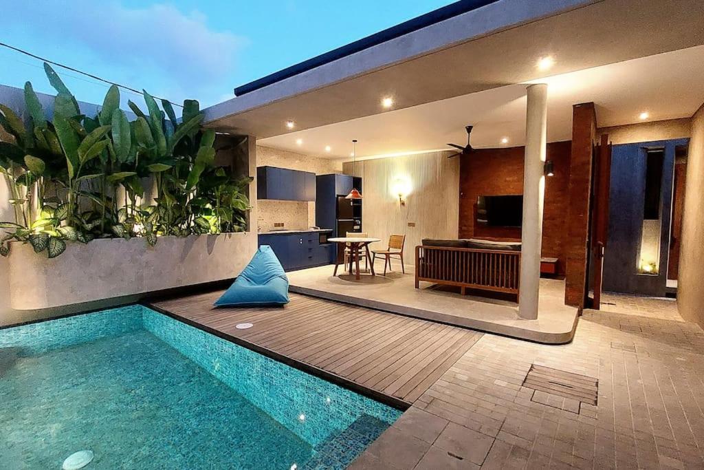 Akhila 4 - 1 BR modern tropical villa at the heart of Seminyak
