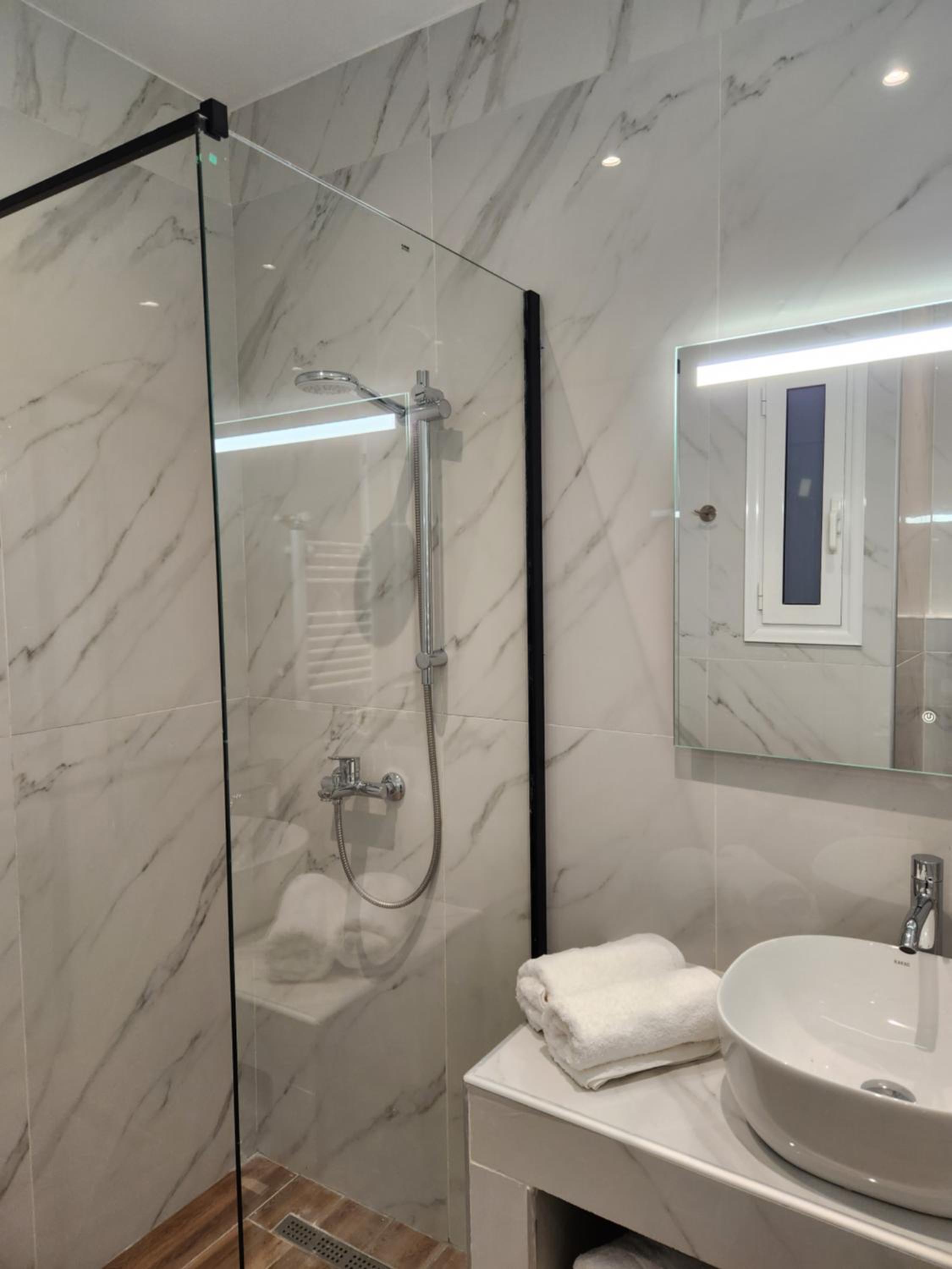 Bachelor Penthouse with Roof Garden access, 15 m walk to Acropolis