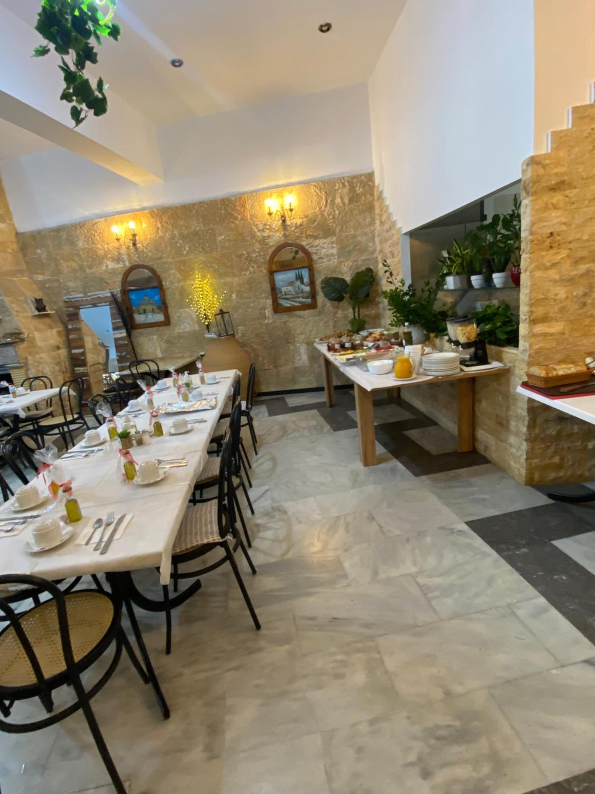 Costas Inn