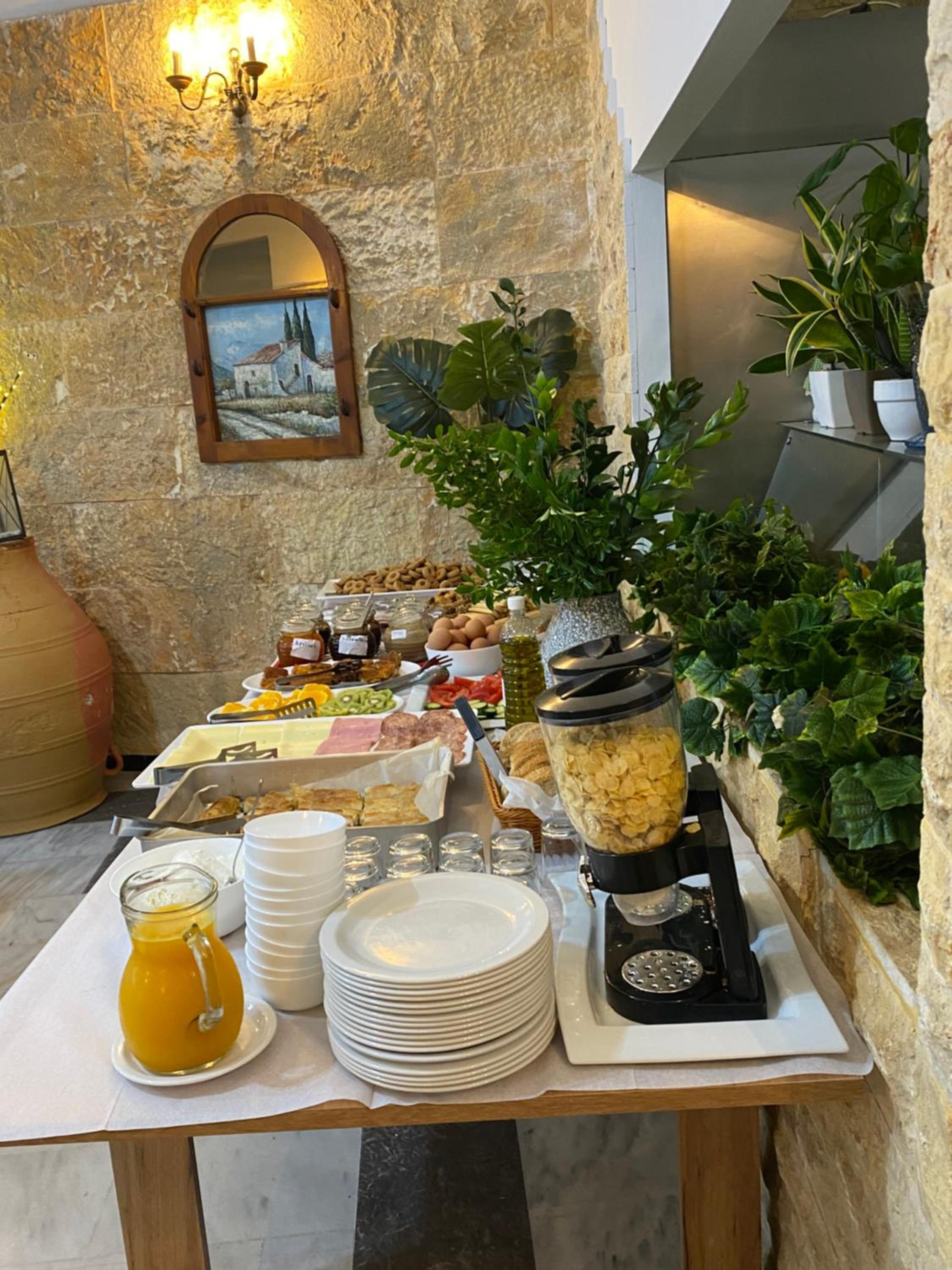 Costas Inn