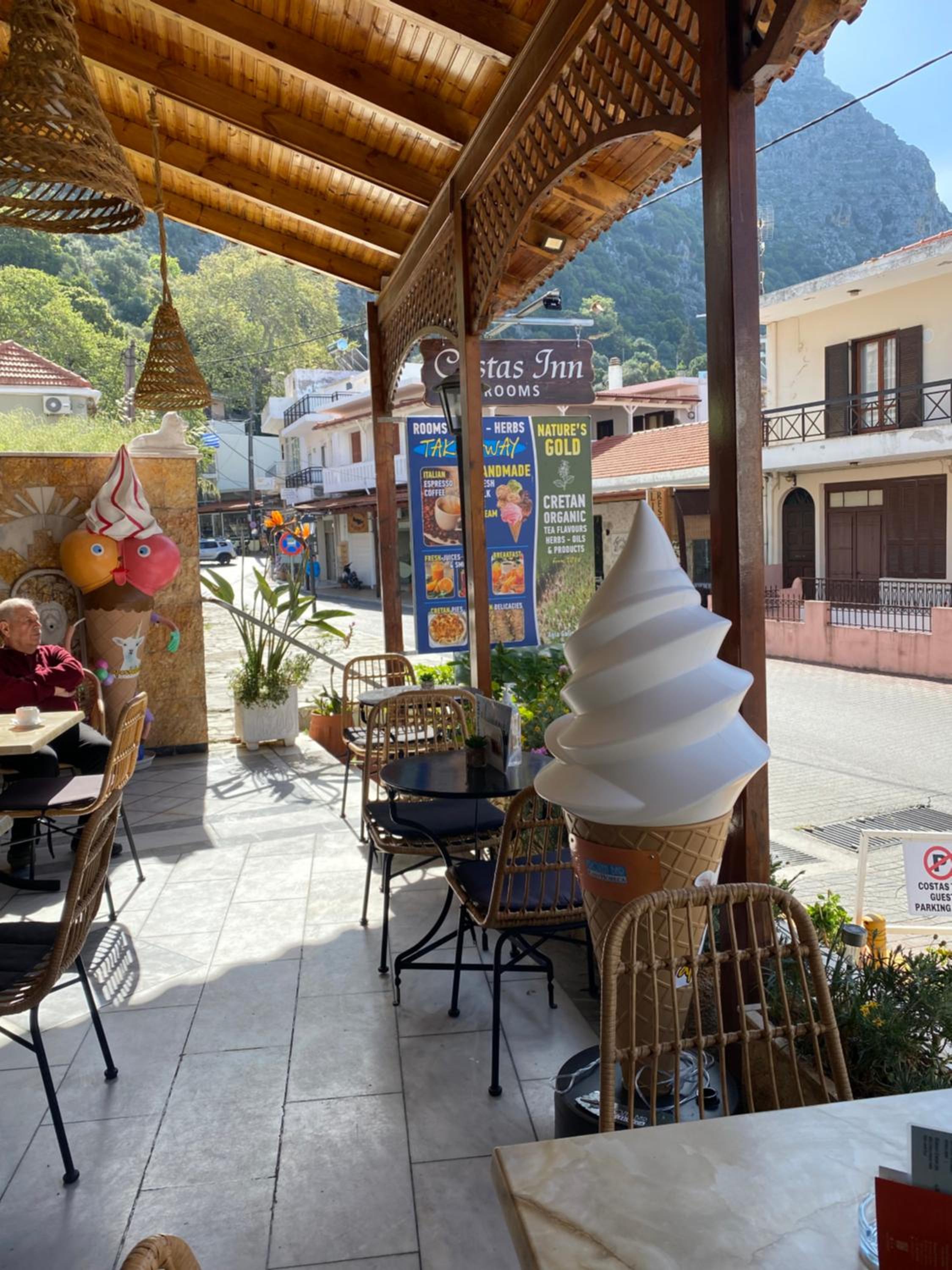 Costas Inn