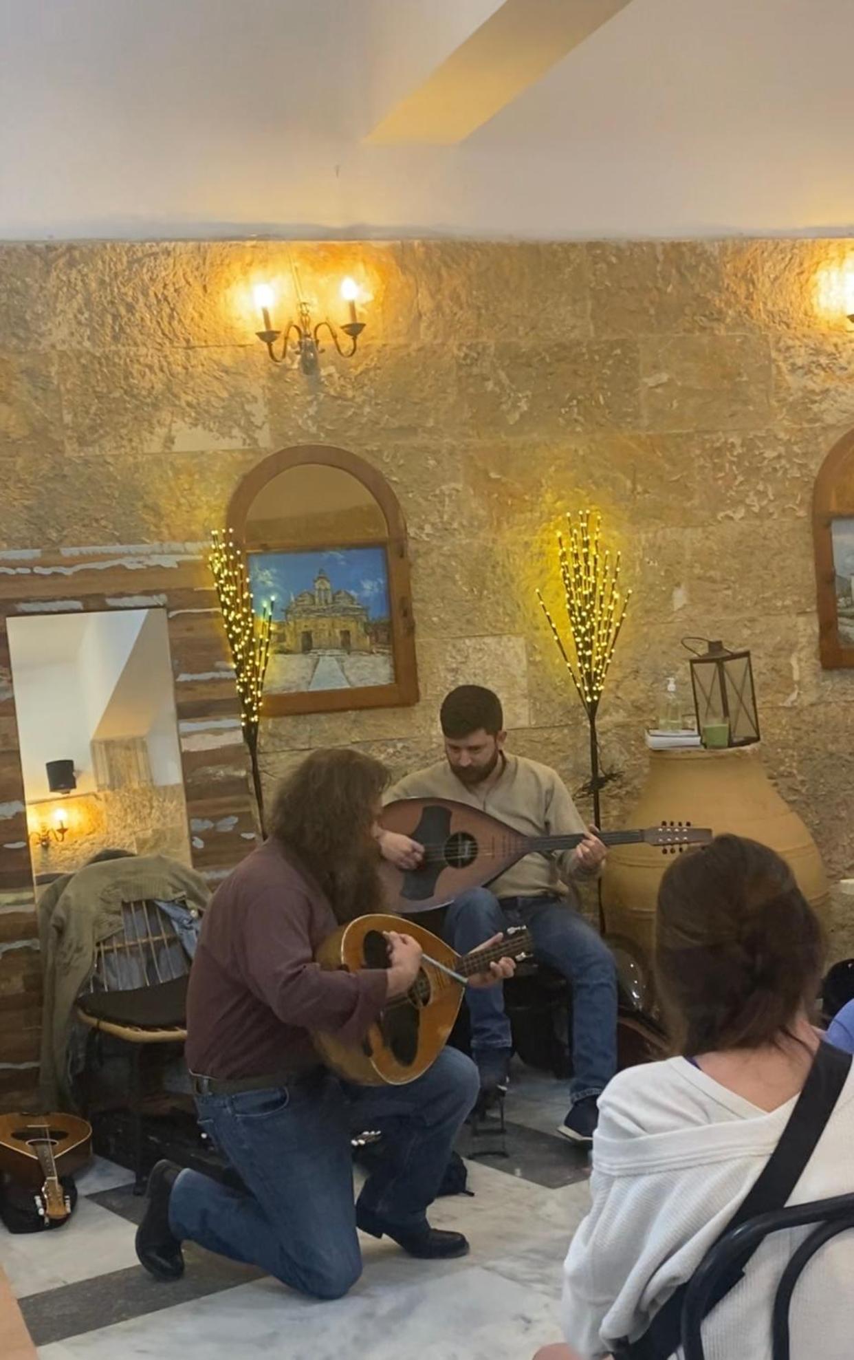 Costas Inn