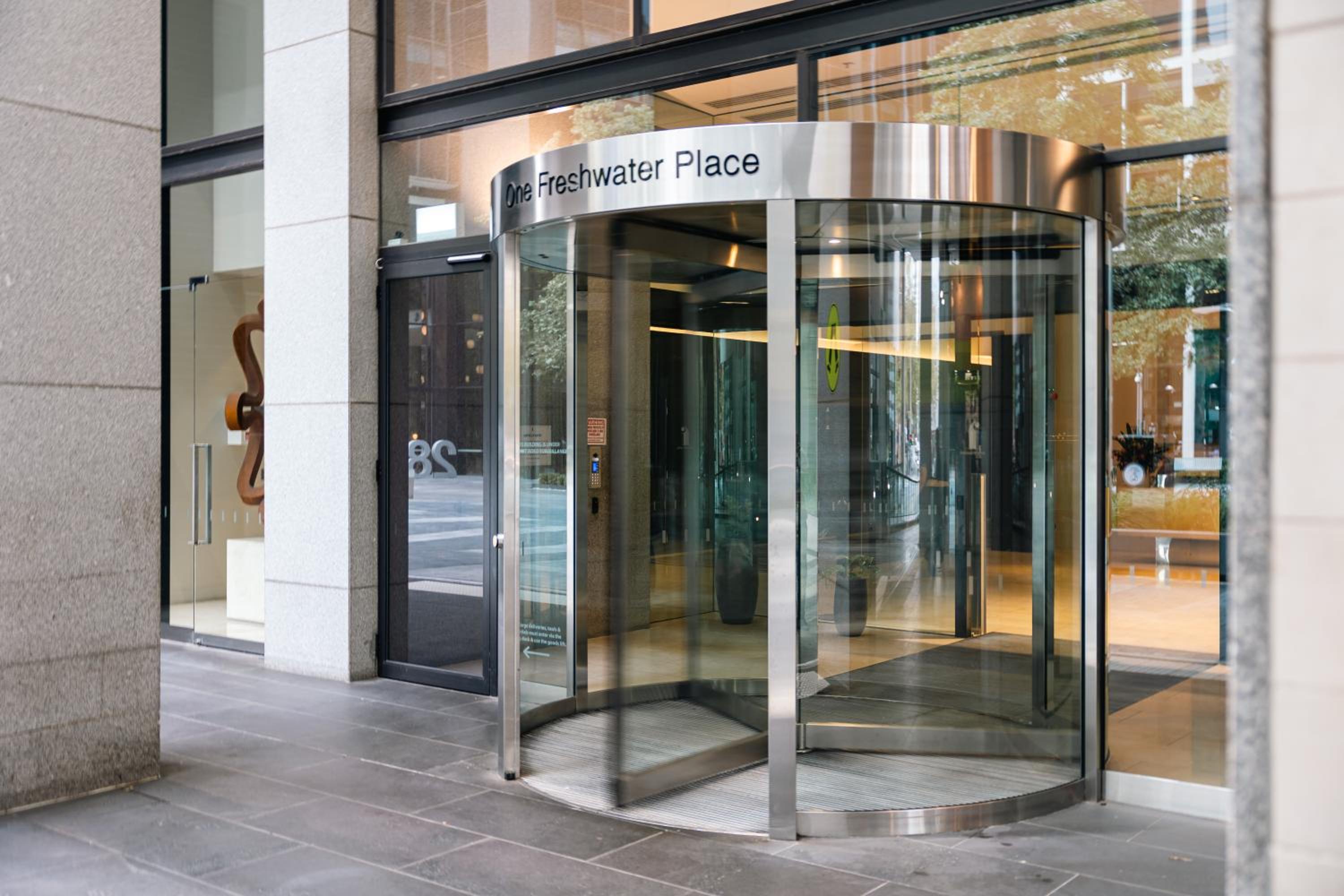 CBD 2BRM Apartment Yarra River Skyline View Free Parking