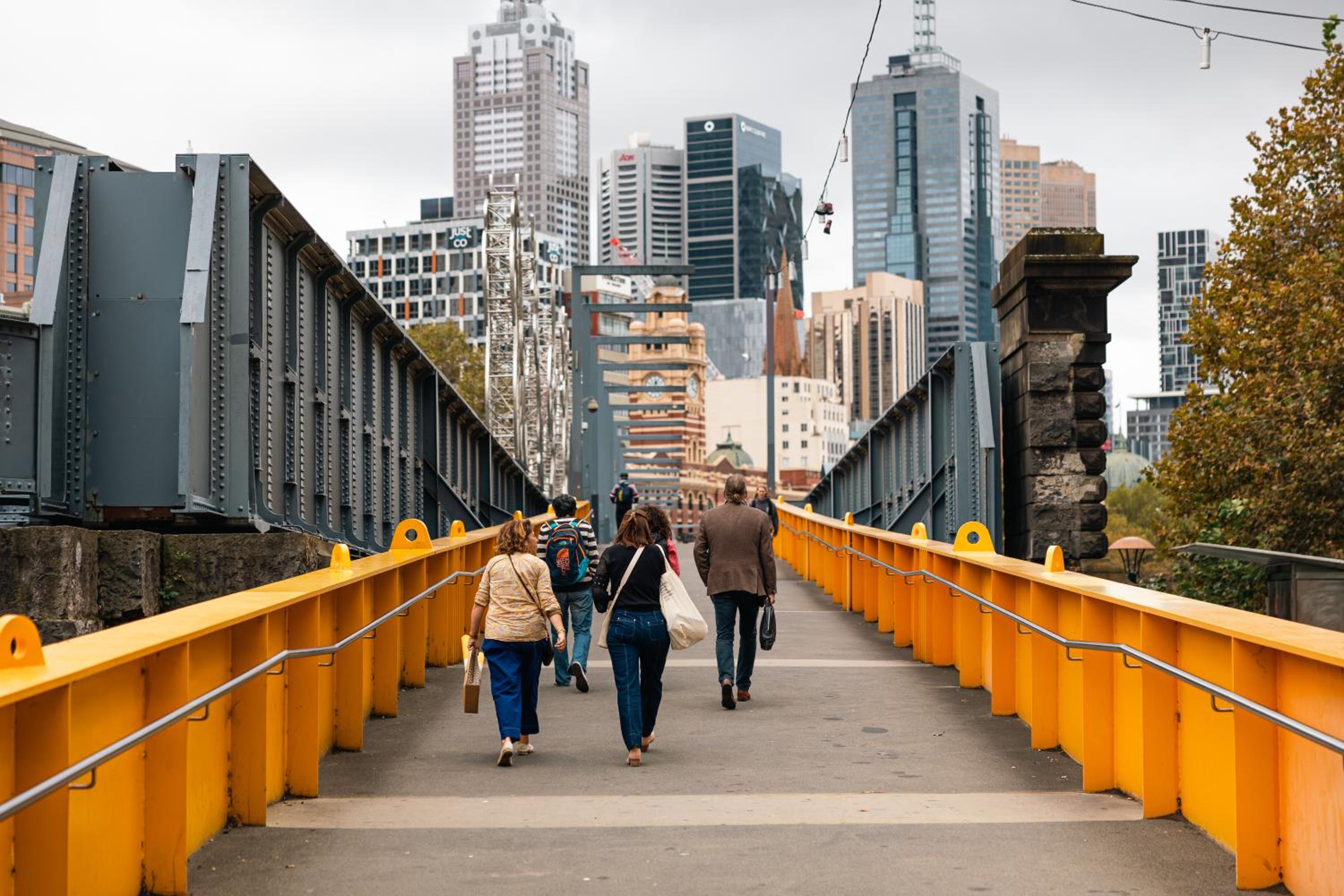 CBD 2BRM Apartment Yarra River Skyline View Free Parking