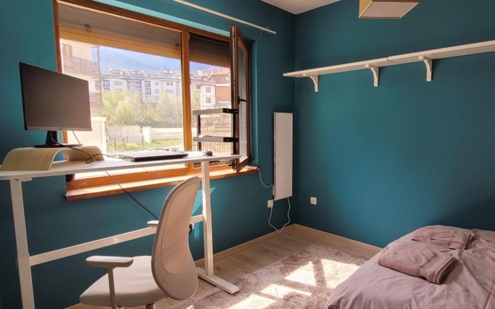Large Stylish 2-bedroom apt near ski road, 5 min to Gondola & Bar Street