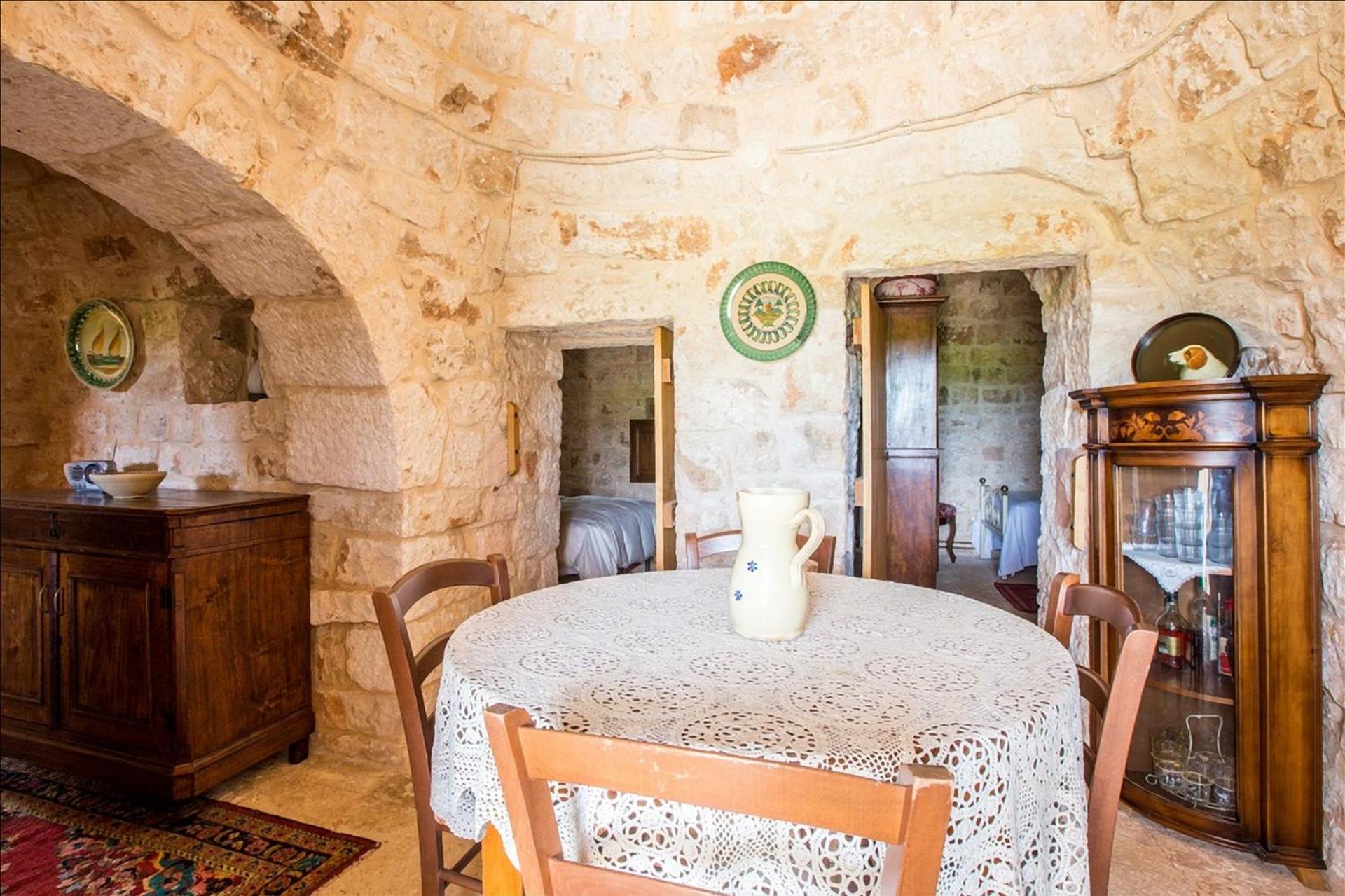 Trullo nel bosco, lungo il sentiero escursionistico ciclabile dell'acquedotto pugliese view 4