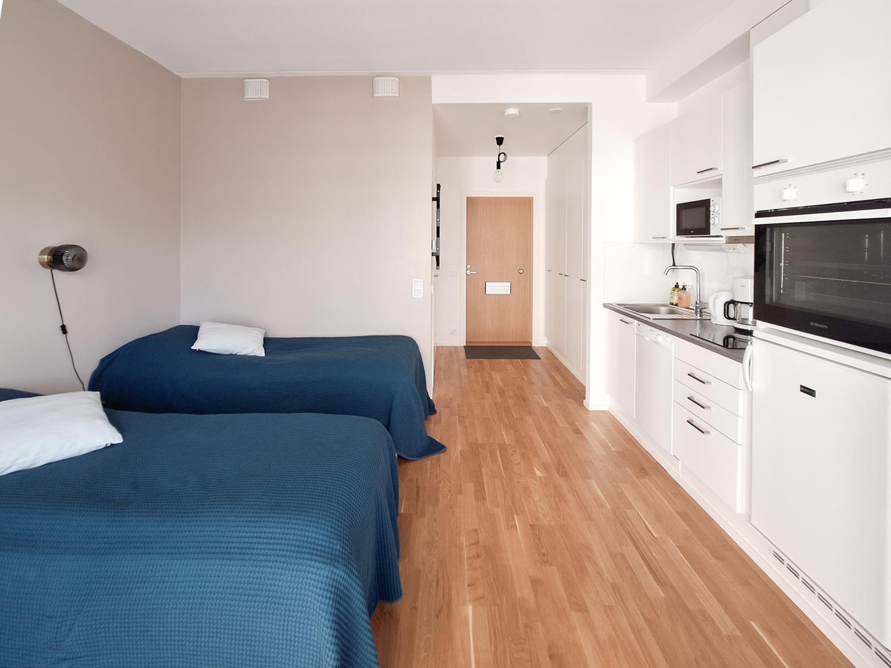 Studio next to train station, 7 mins by train to airport view 5