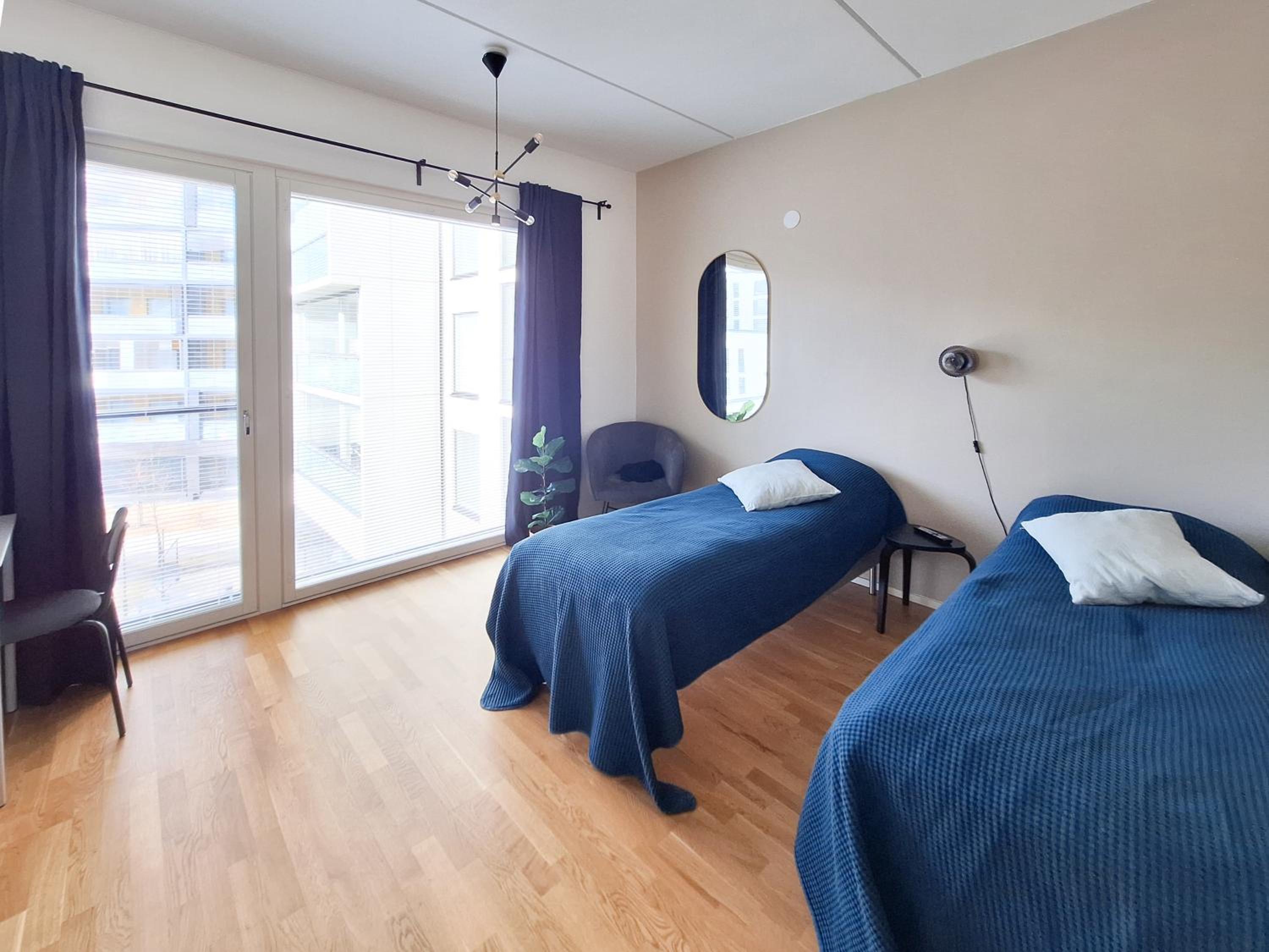 Studio next to train station, 7 mins by train to airport view 4