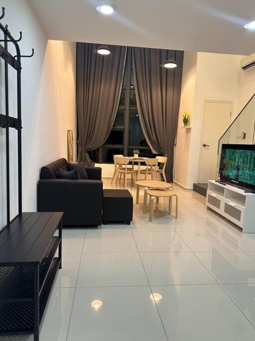 2 Guest Duplex City Center Eko Cheras Mall Kuala Lumpur Pavilion Bukit Bintang KLCC Petaling Street Central Market National Zoo Batu Caves Merdeka Square