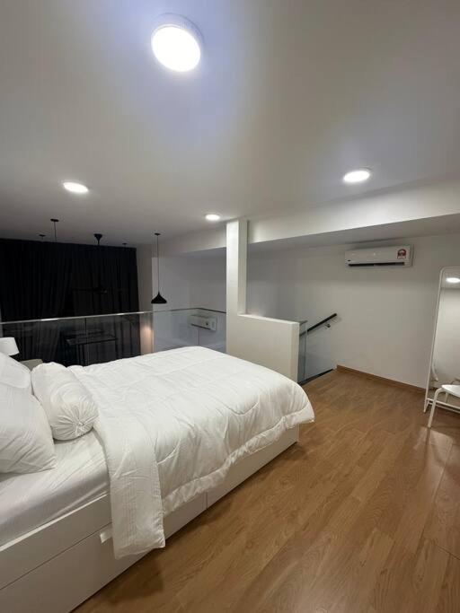 2 Guest Duplex City Center Eko Cheras Mall Kuala Lumpur Pavilion Bukit Bintang KLCC Petaling Street Central Market National Zoo Batu Caves Merdeka Square