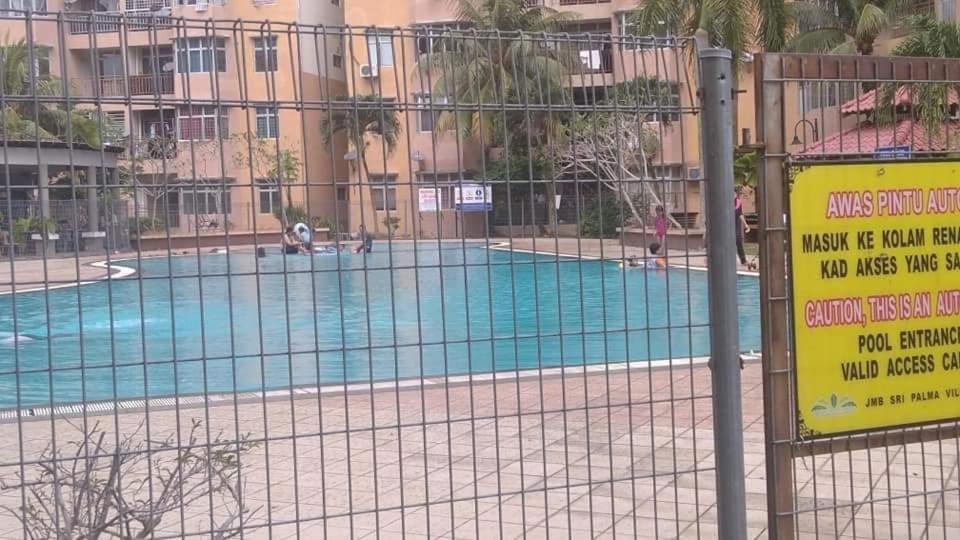 Budget Homestay Mantin Villa with 3 rooms and big swimming pool photo 5