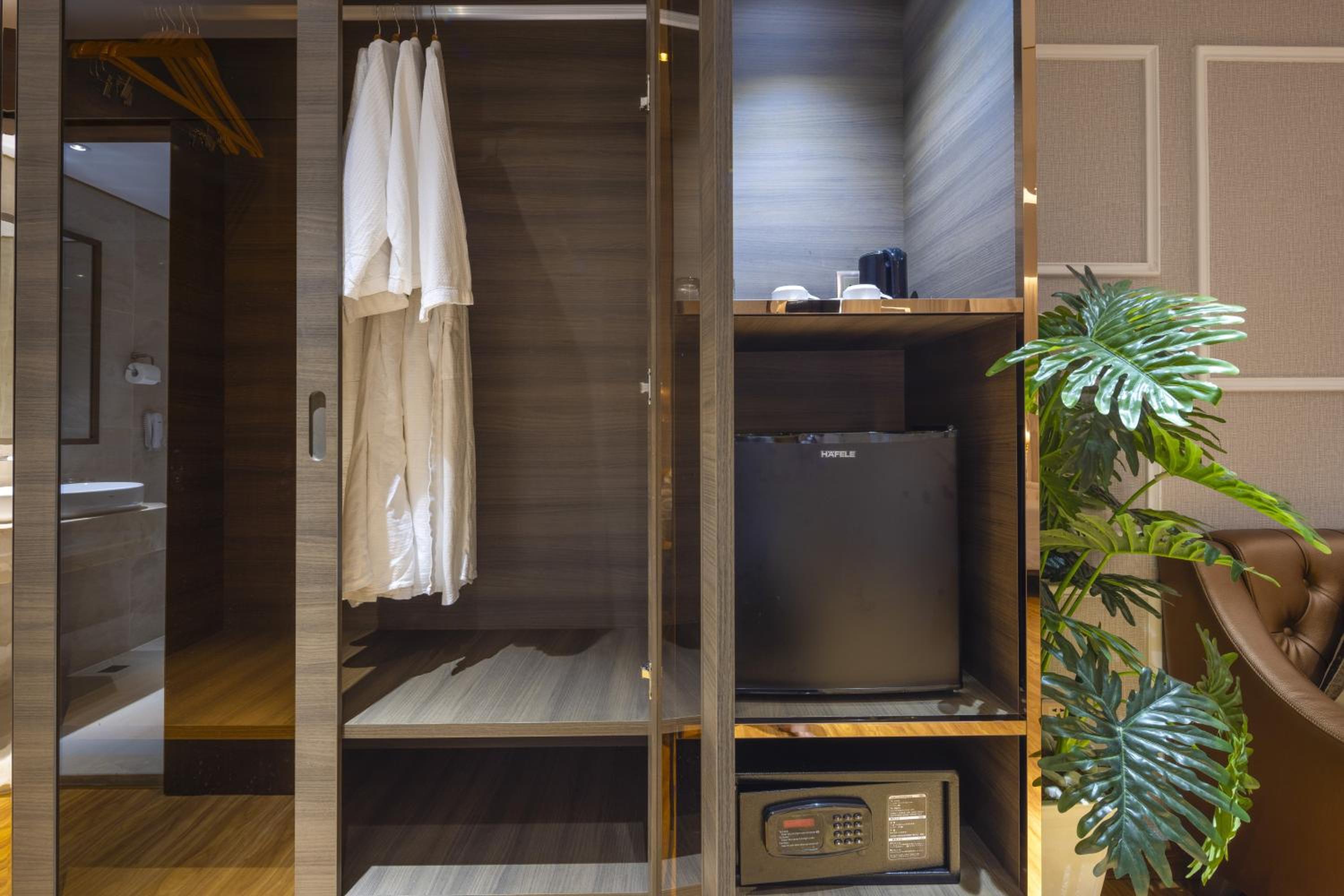 Winsuites Sai Gon Hotel 56
