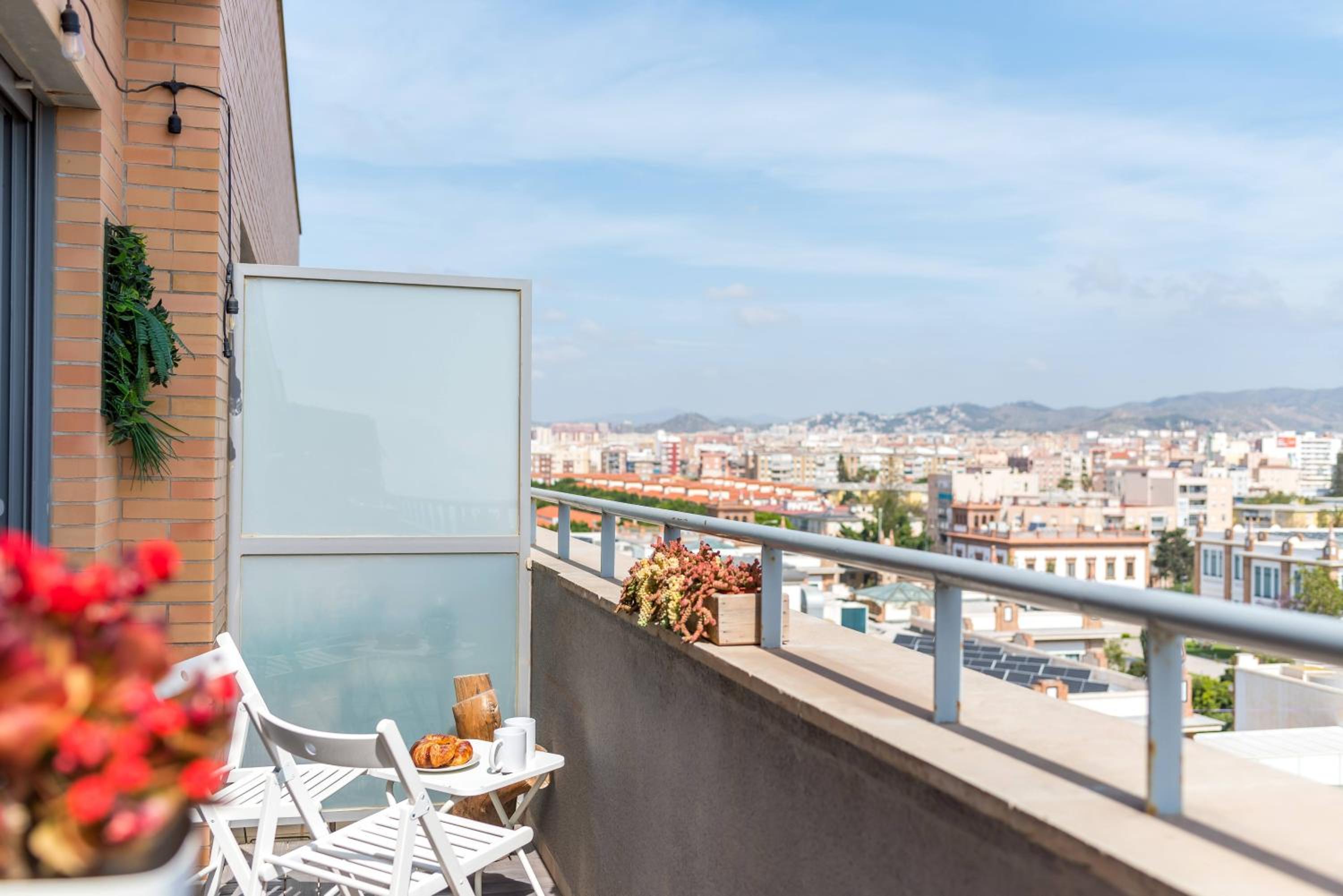 Love Rent4 Málaga Ático con terraza y vistas, parking gratuito