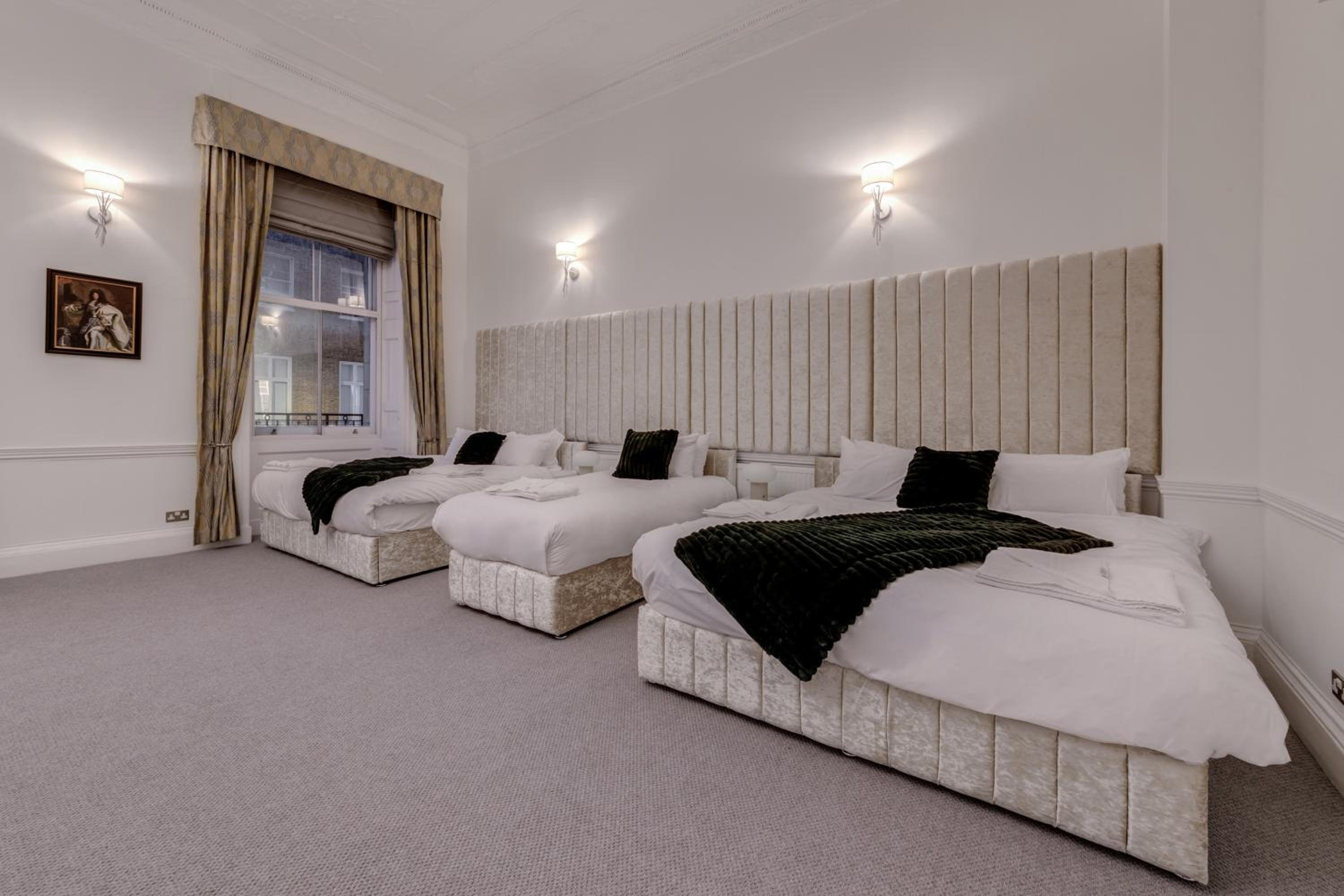 Luxury London 3 Bedroom Duplex with Pool Table - 4HS
