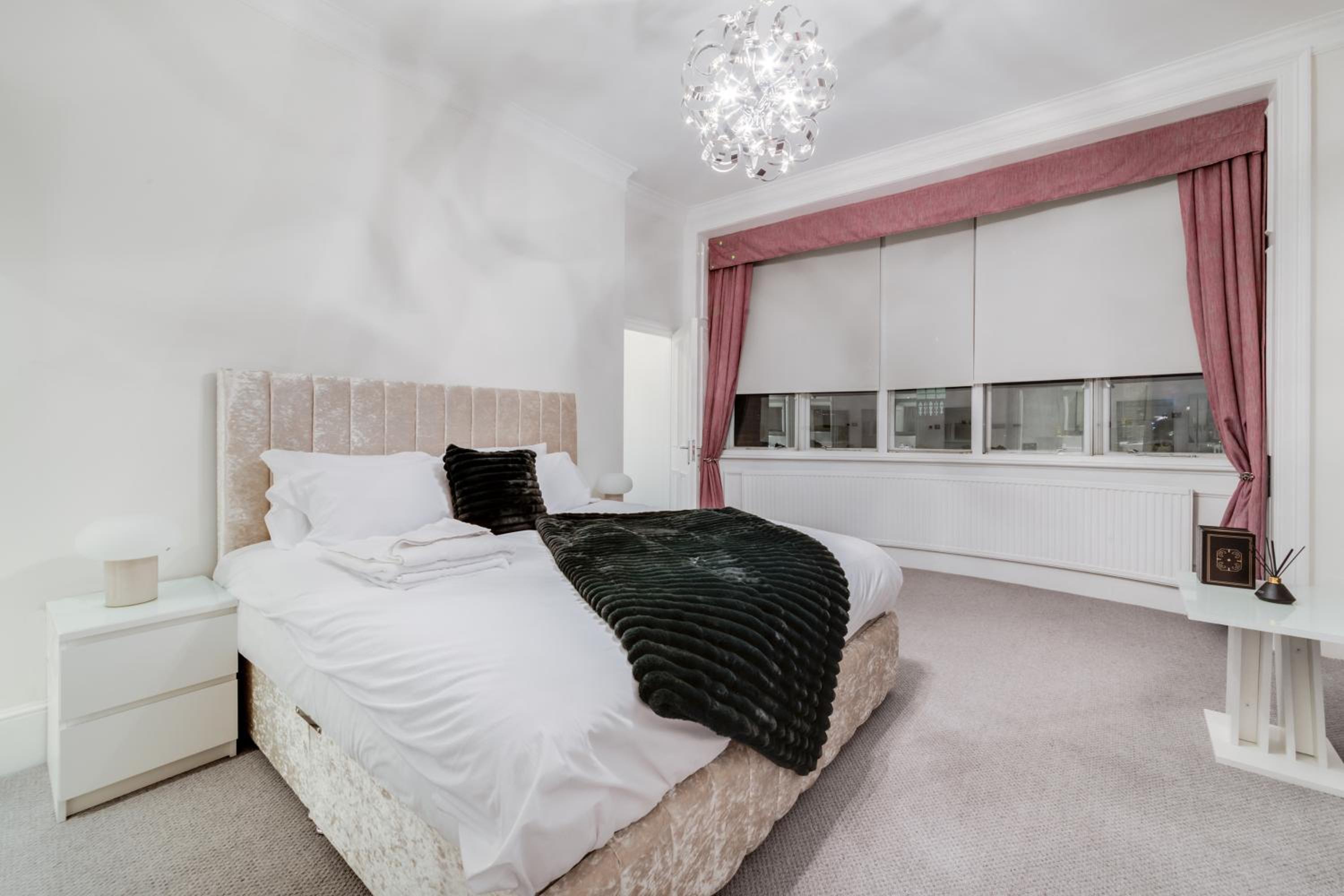 Luxury London 3 Bedroom Duplex with Pool Table - 4HS