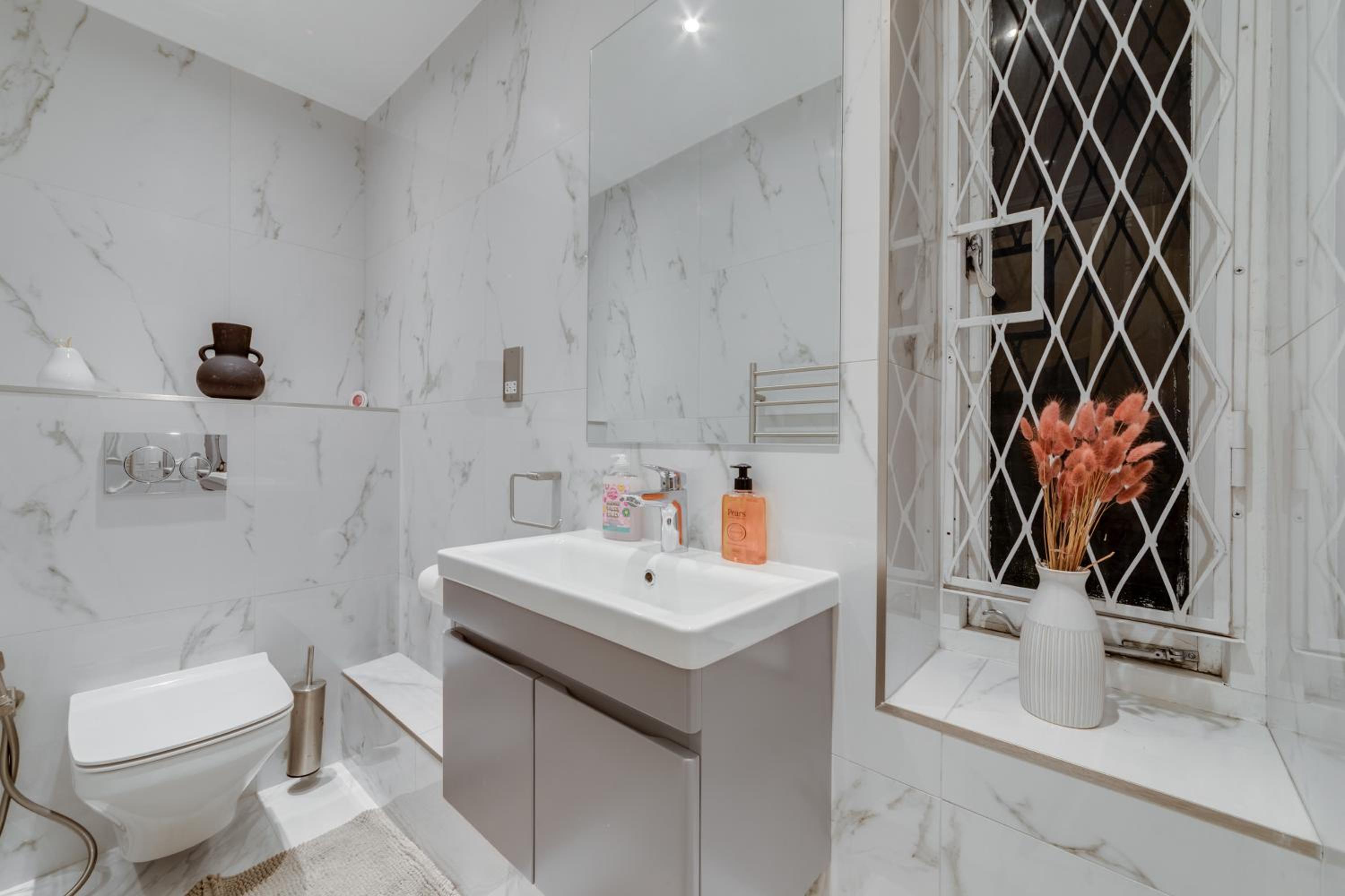 Luxury London 3 Bedroom Duplex with Pool Table - 4HS