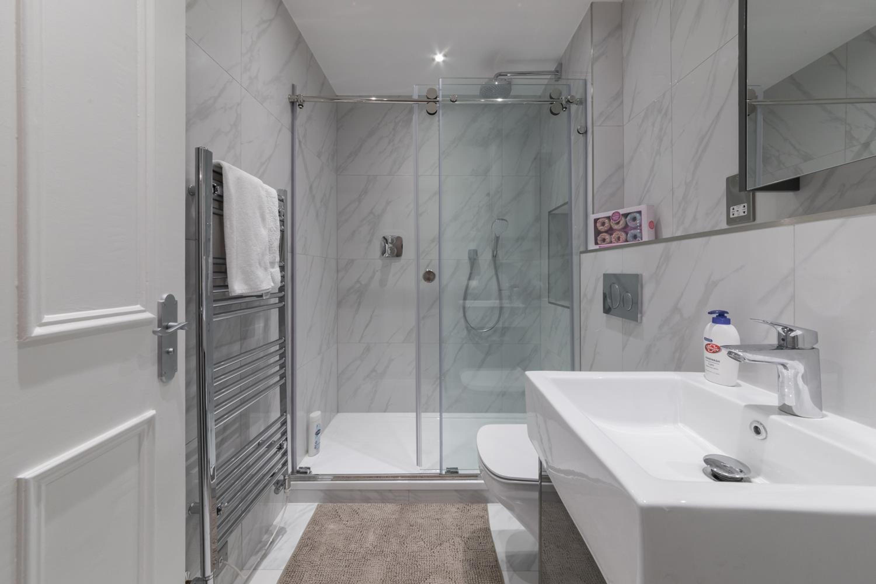 Luxury London 3 Bedroom Duplex with Pool Table - 4HS