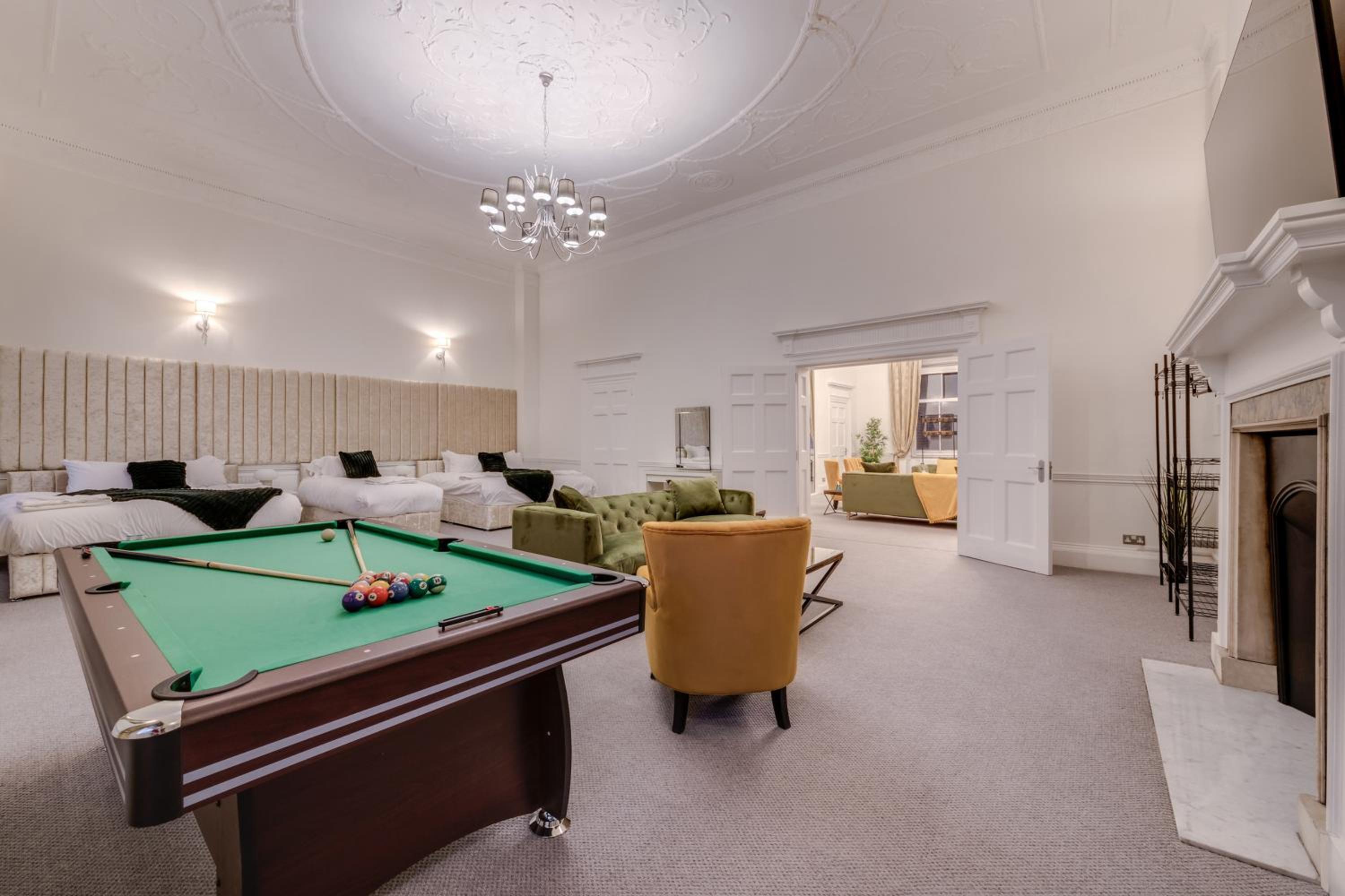 Luxury London 3 Bedroom Duplex with Pool Table - 4HS