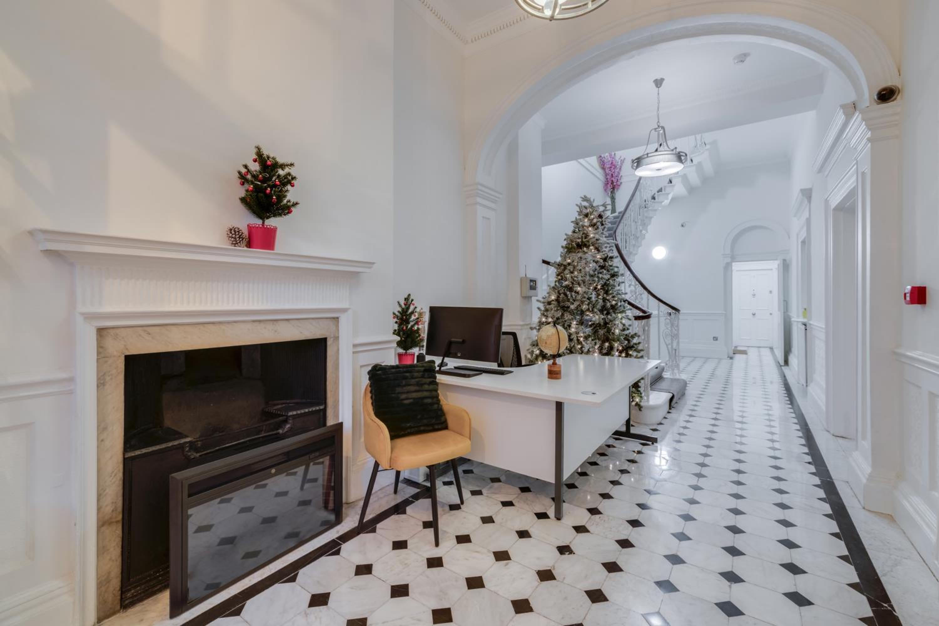 Luxury London 3 Bedroom Duplex with Pool Table - 4HS