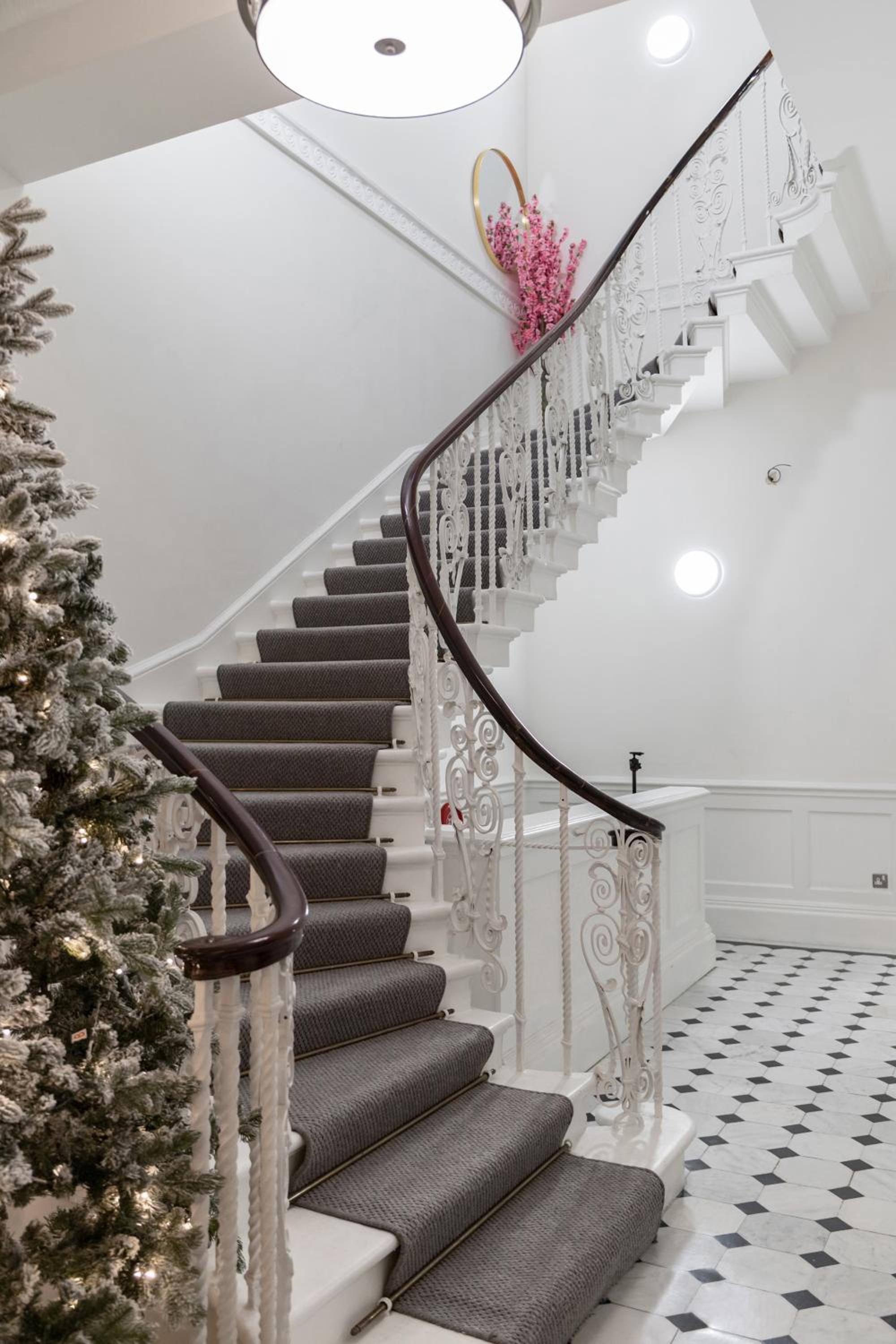 Luxury London 3 Bedroom Duplex with Pool Table - 4HS