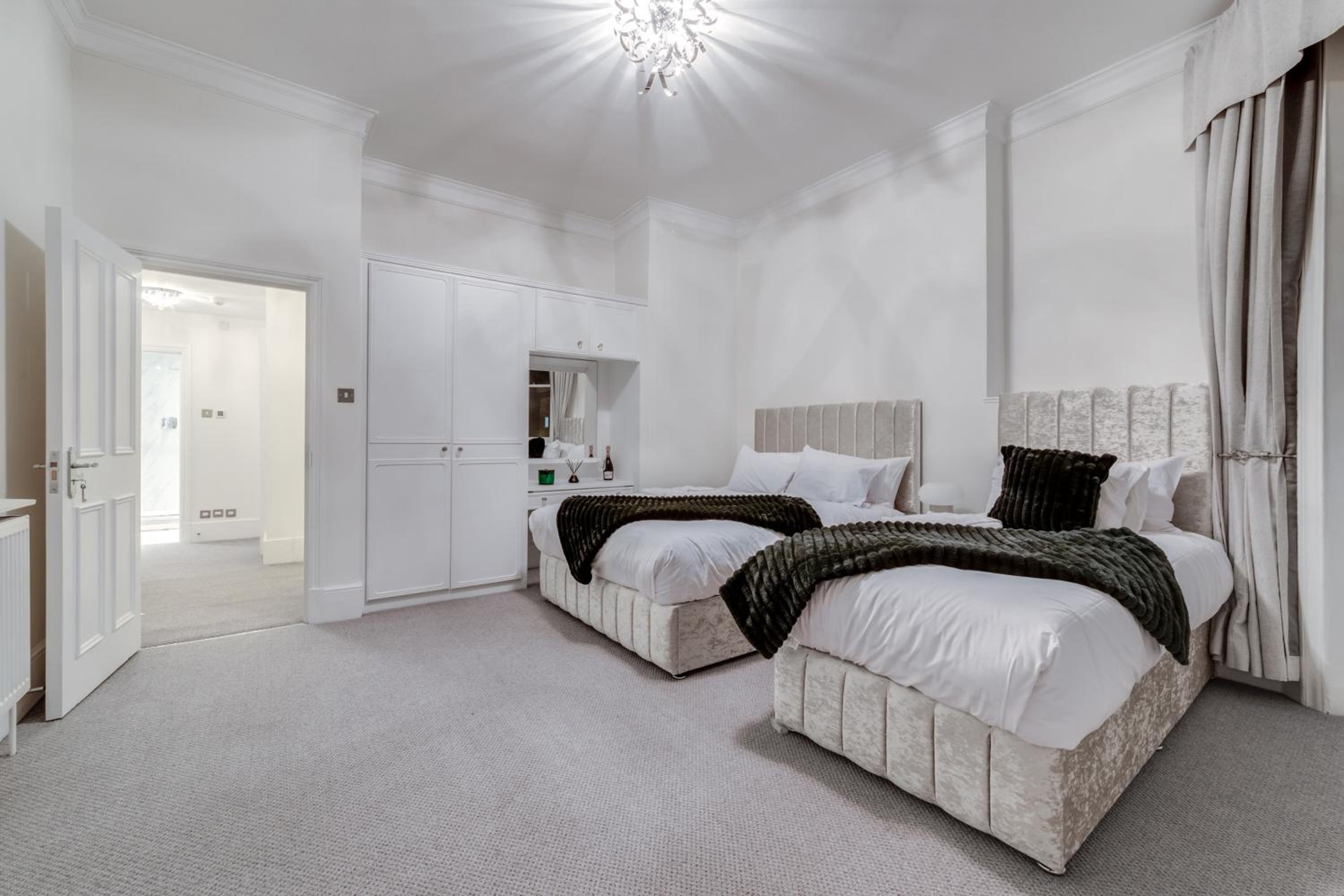 Luxury London 3 Bedroom Duplex with Pool Table - 4HS