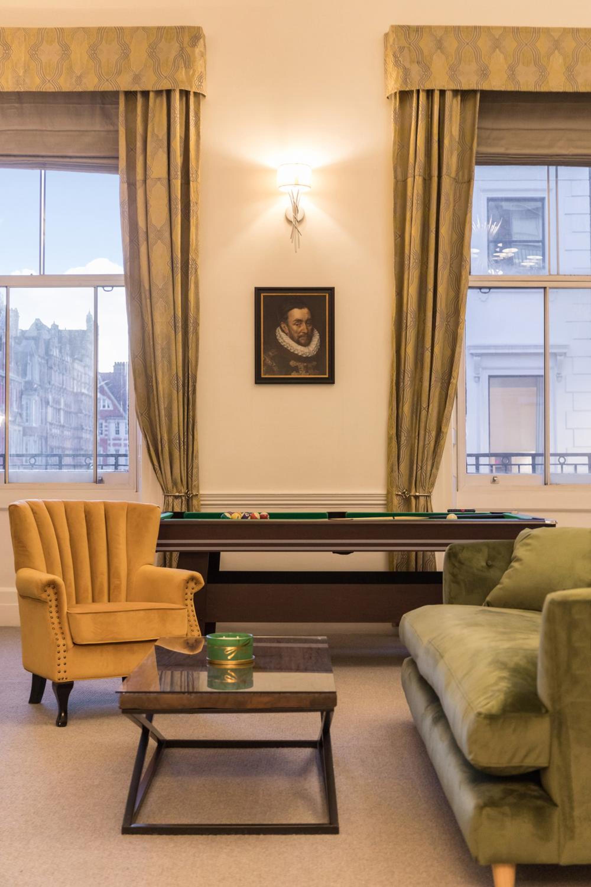 Luxury London 3 Bedroom Duplex with Pool Table - 4HS