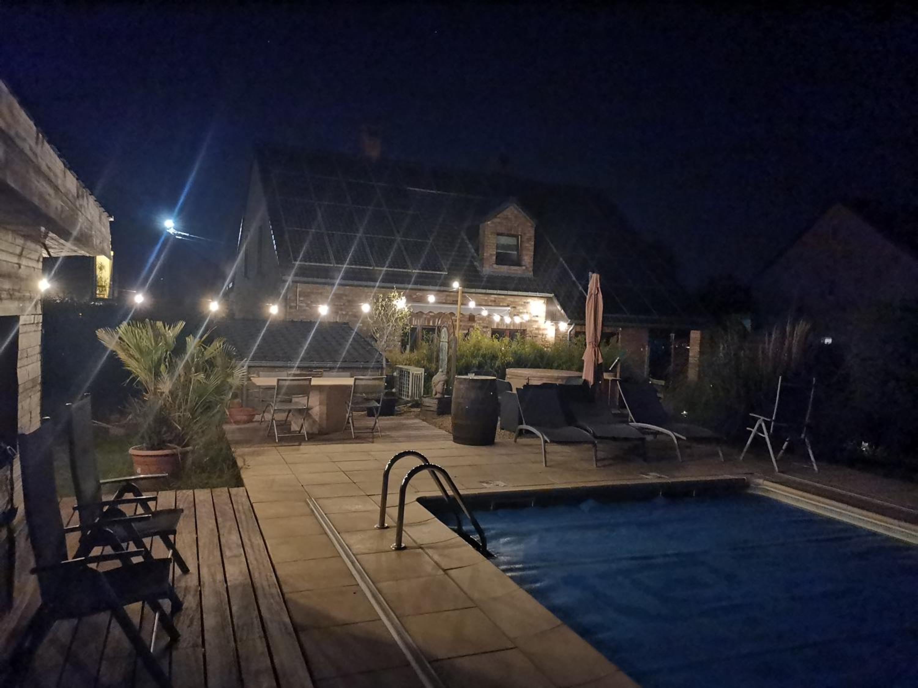 Gîte coquet 2 chambres, 2 salles de douches avec piscine, spa