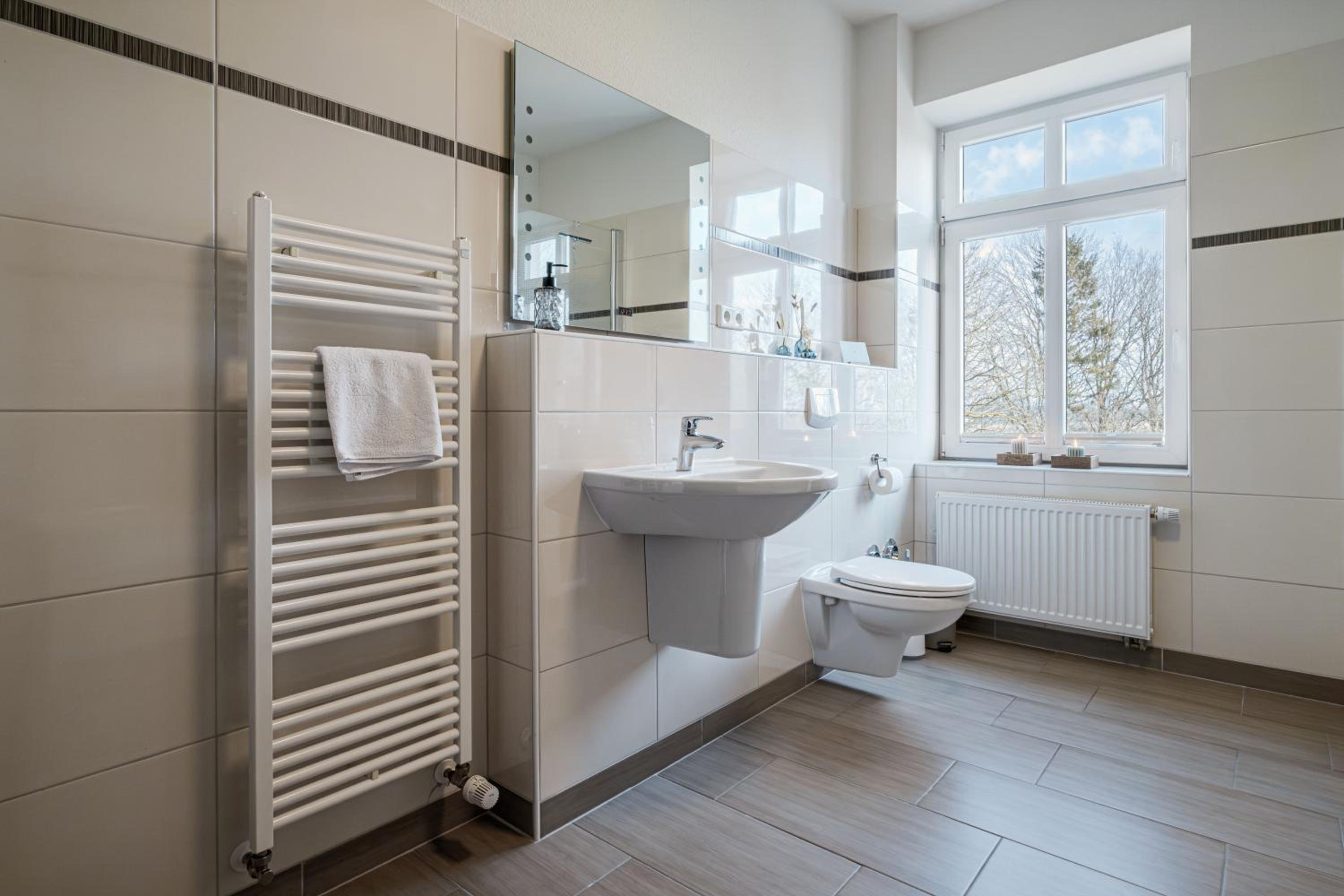 Ferienwohnung Gut Hardesby - großzügig mit Kamin & tollem Garten