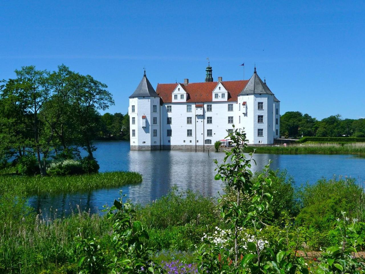 Ferienwohnung Gut Hardesby - großzügig mit Kamin & tollem Garten