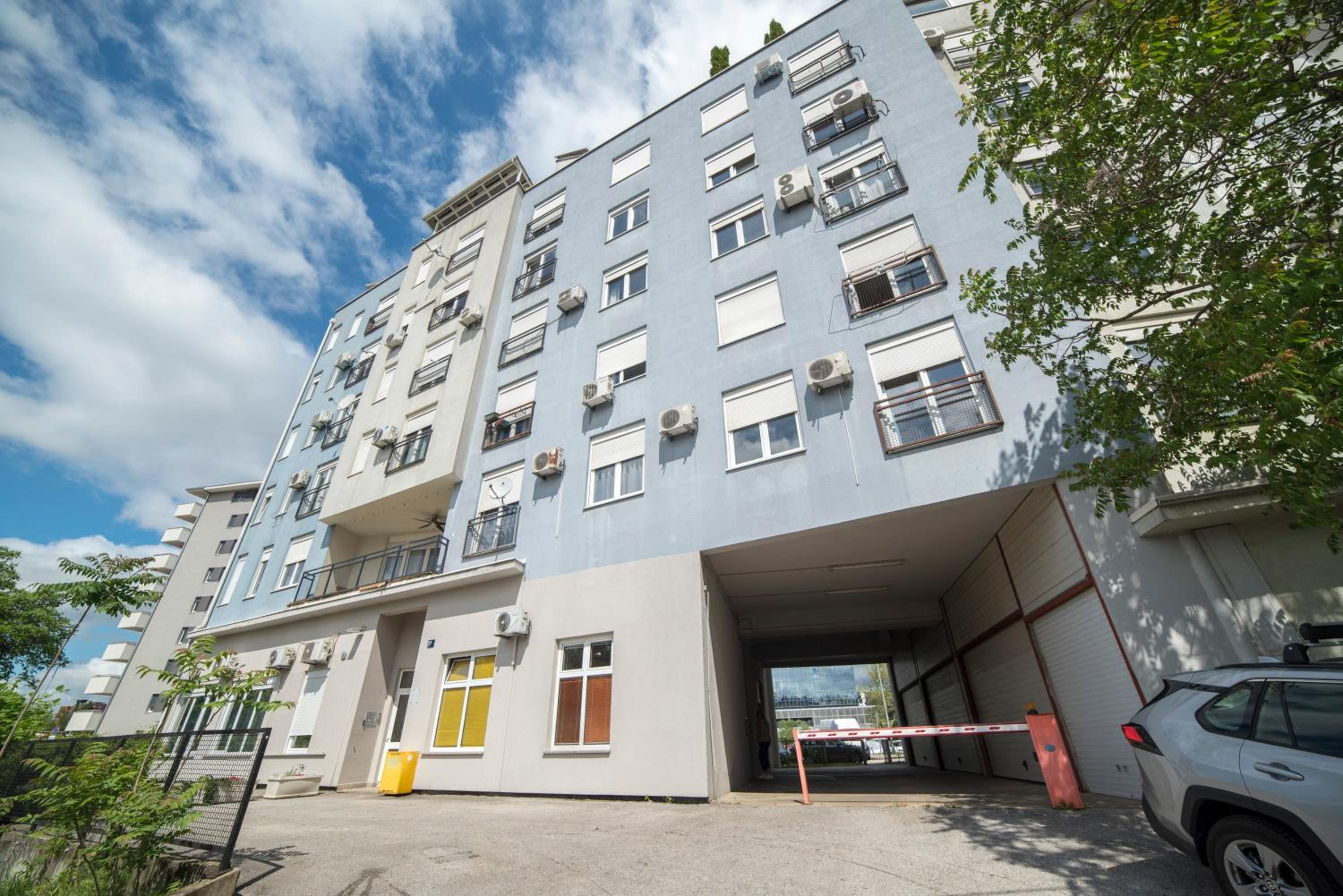 Marci Apartment - Comfortable Stay with Parking