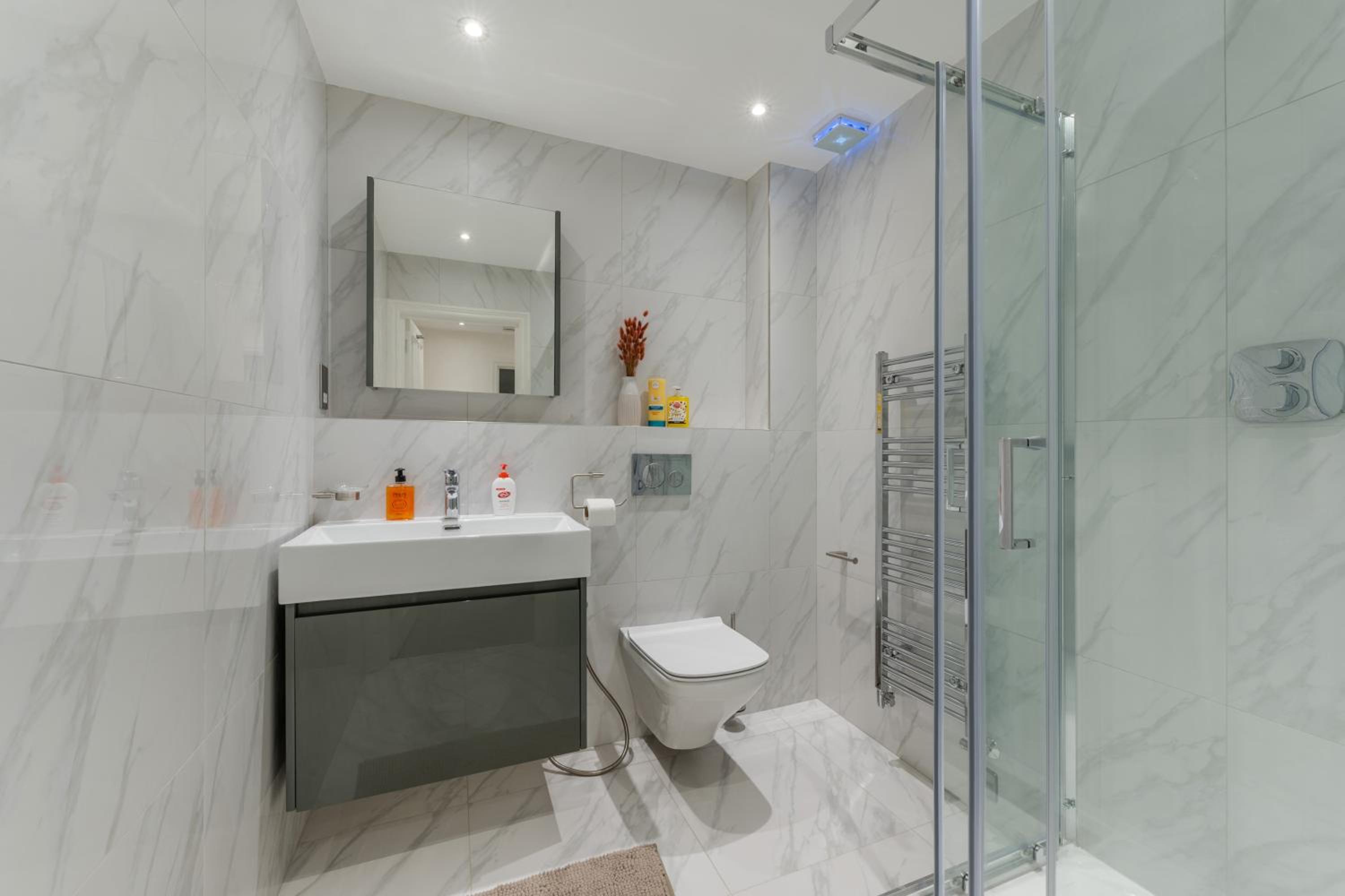 5H Modern Elegance 1-Bedroom City Living in London