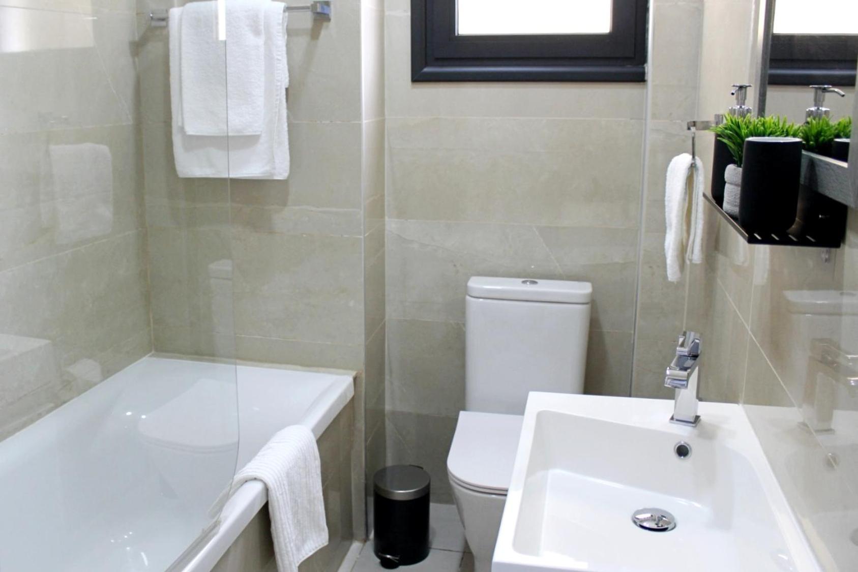 Luxury Stay at Mackenzie Beach with Private Parking and Balcony