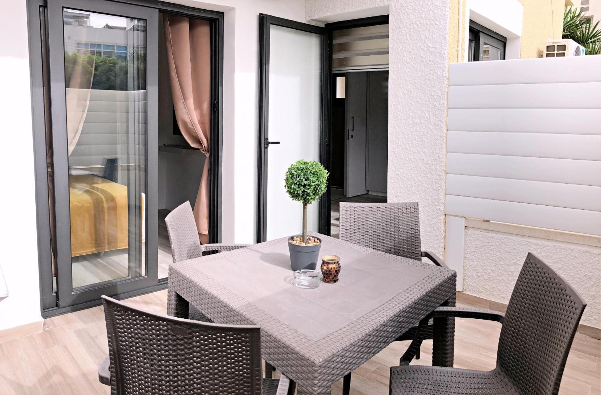 Luxury Stay at Mackenzie Beach with Private Parking and Balcony