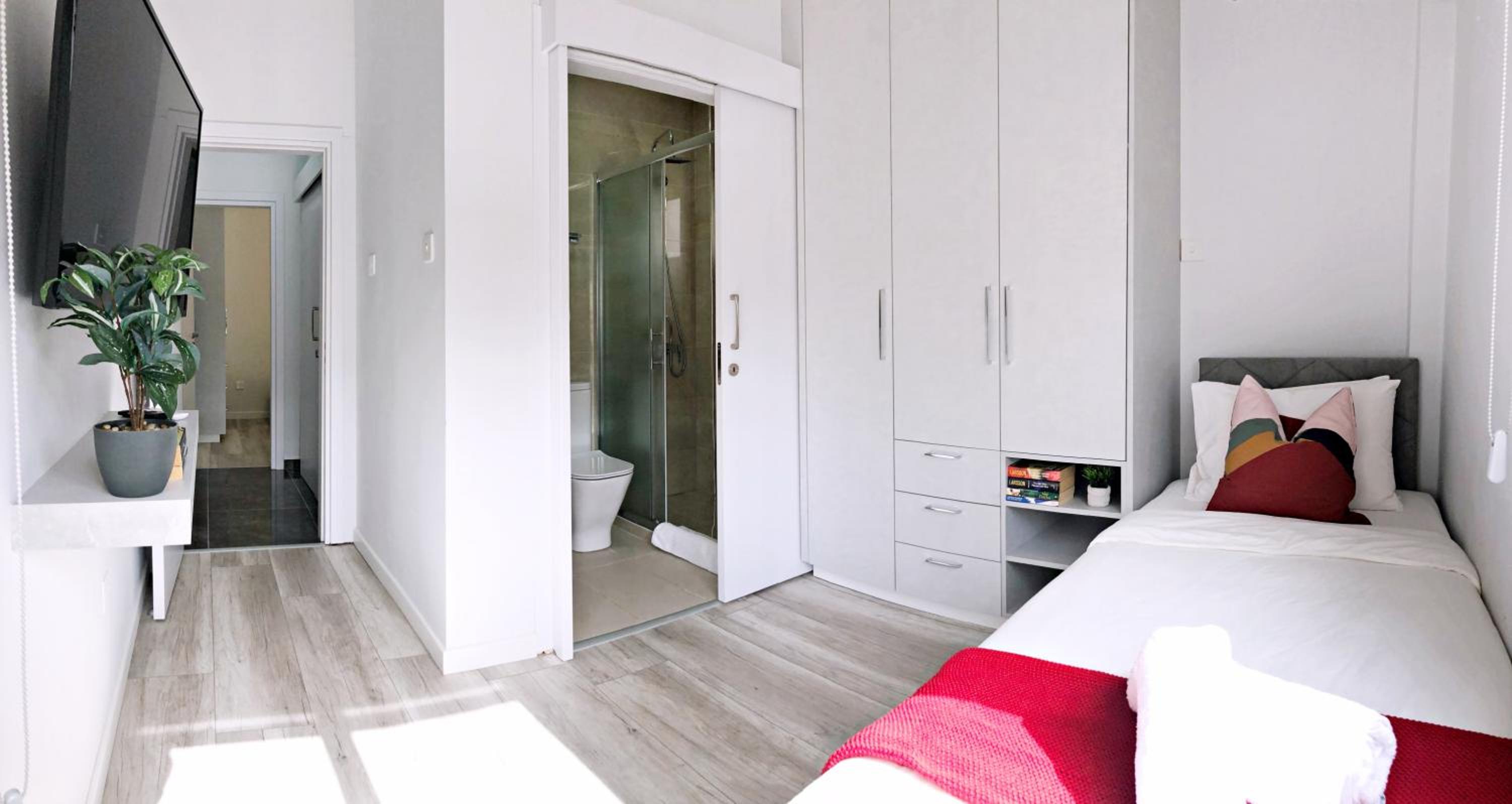 Luxury Stay at Mackenzie Beach with Private Parking and Balcony