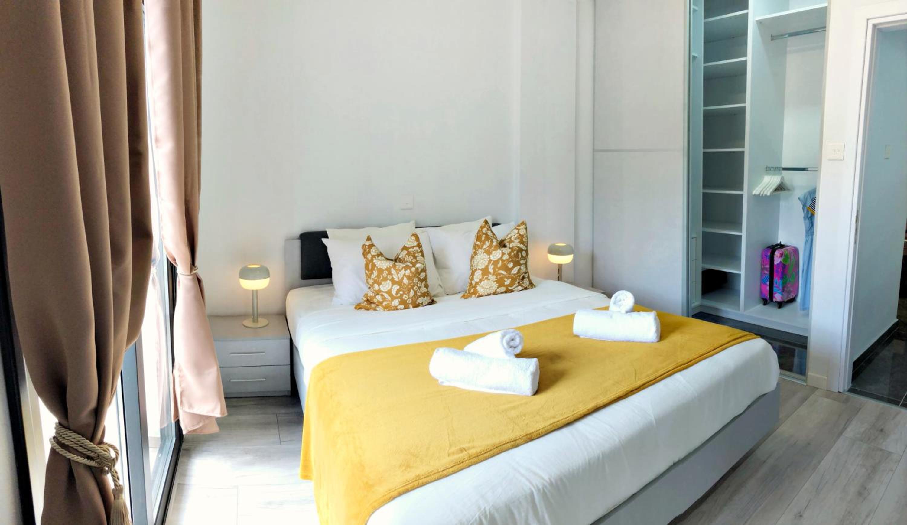 Luxury Stay at Mackenzie Beach with Private Parking and Balcony