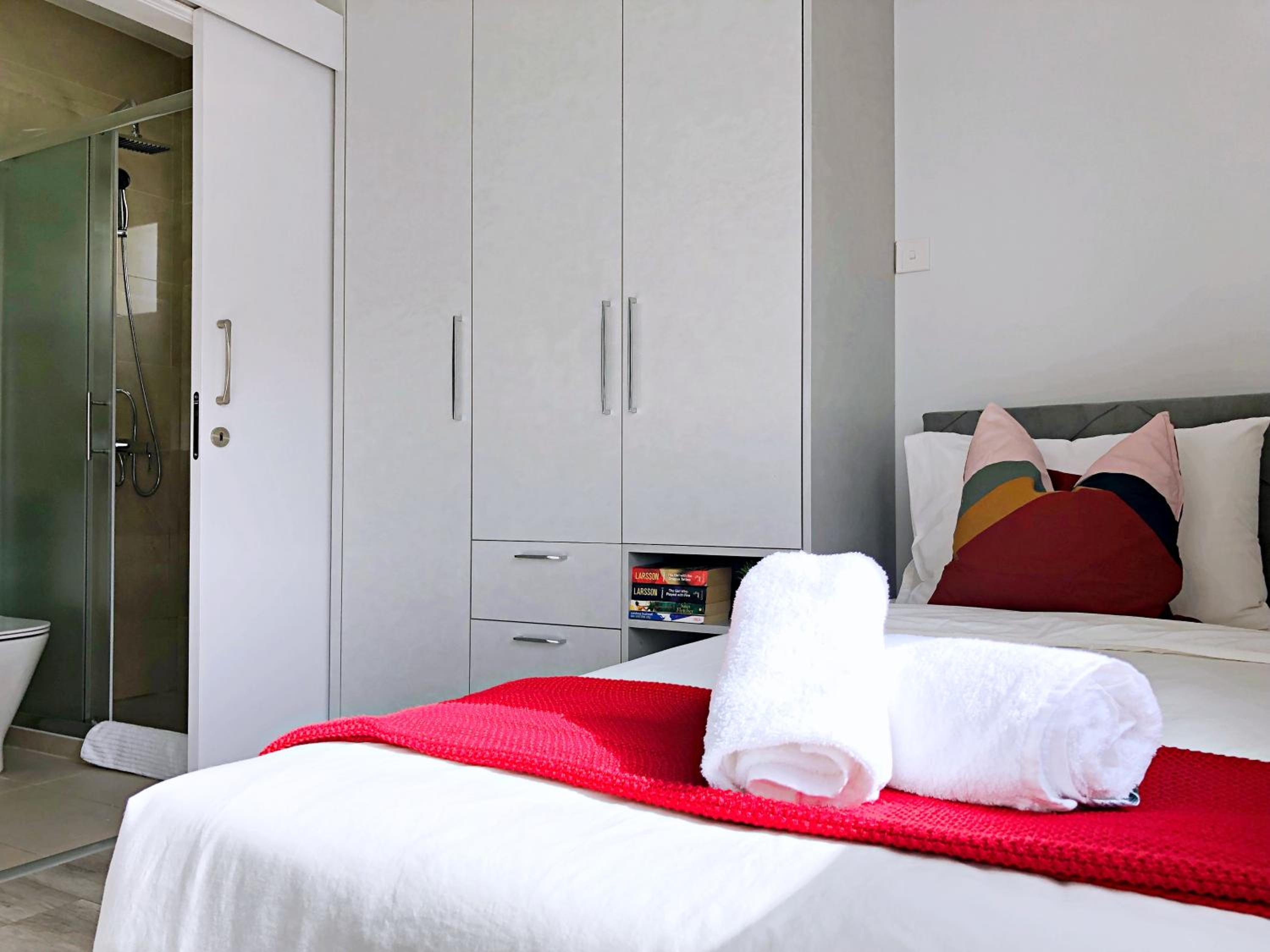 Luxury Stay at Mackenzie Beach with Private Parking and Balcony