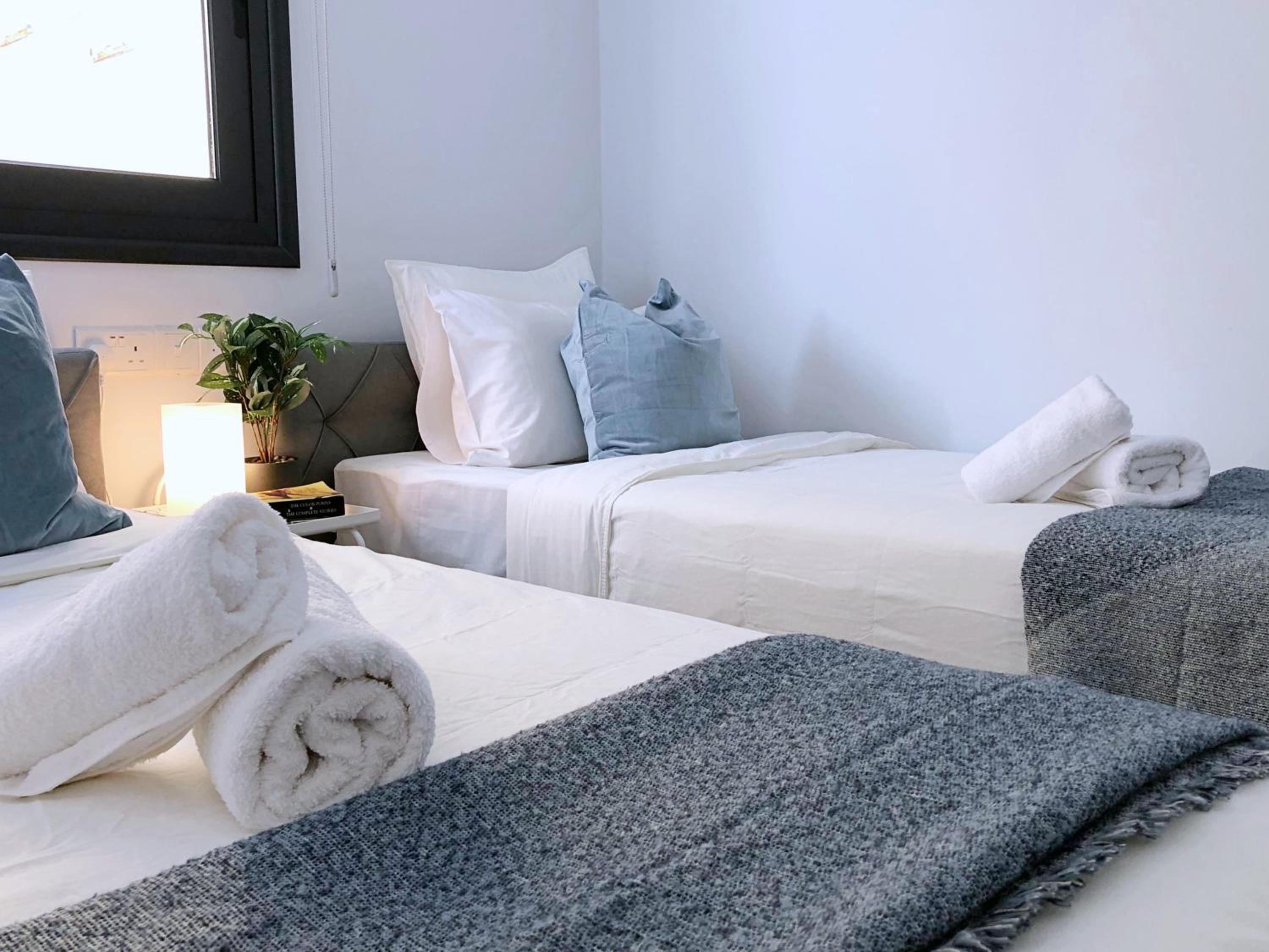 Luxury Stay at Mackenzie Beach with Private Parking and Balcony
